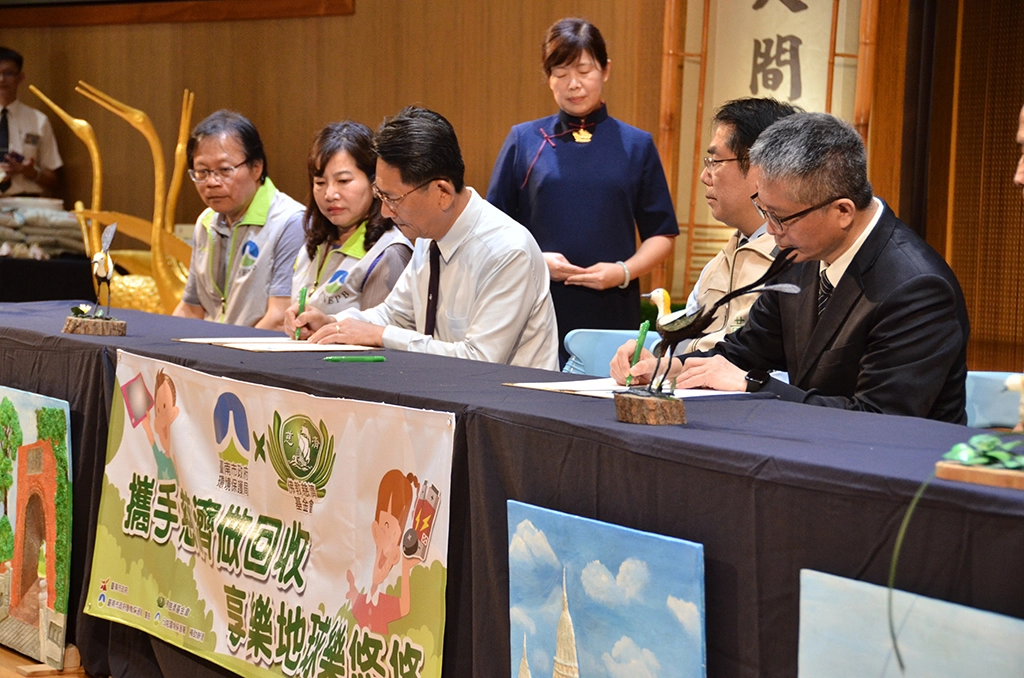 由環保局局長謝世傑、慈濟基金會熊士民副執行長簽署環保跨界合作書，黃偉哲市長見證。