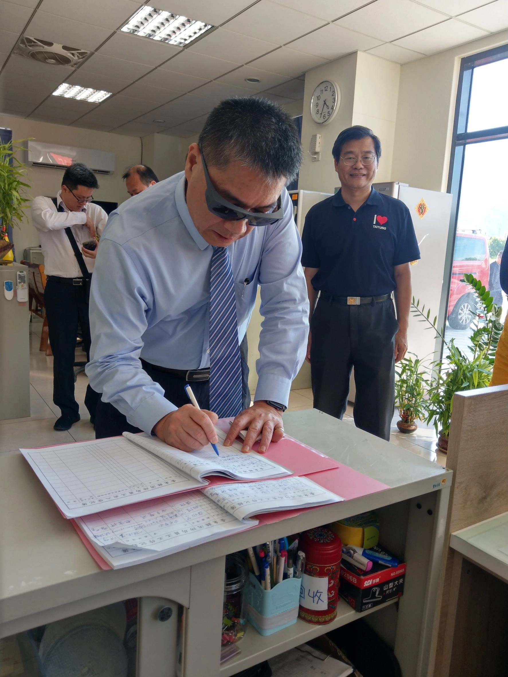 徐國勇部長由臺東縣消防局長管建興陪同，20日下午3點30分首先至嘉蘭社區。