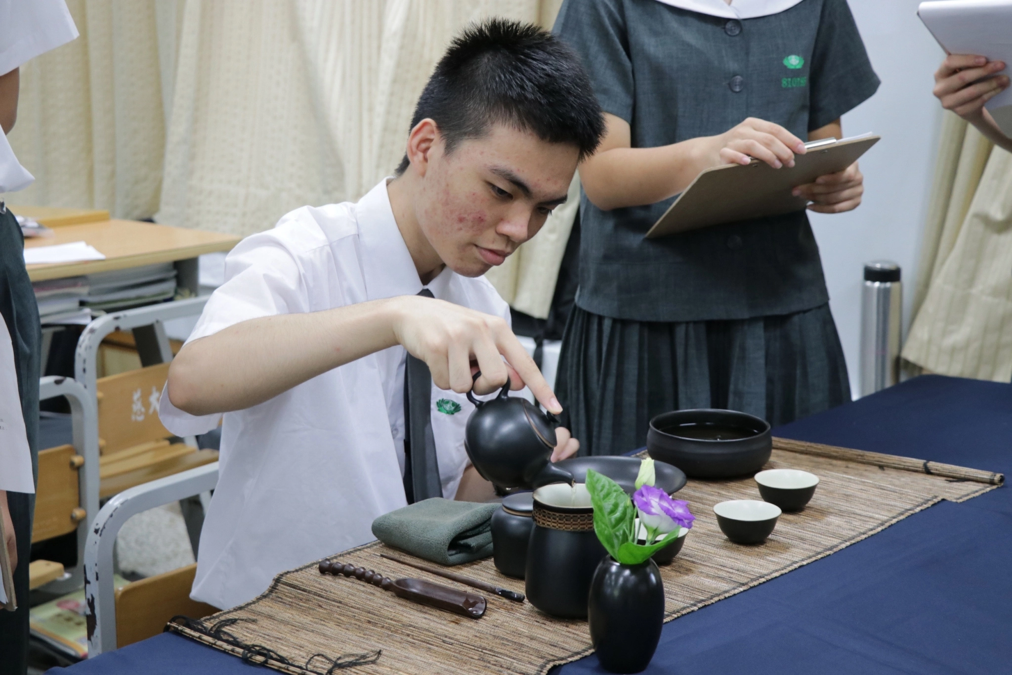 「覺茶青春」課程是以慈濟靜思茶道為基礎，融入社會、英文、藝術與人文領域，老師融合古今中外設計五個不同生活情境讓學生抽取，並用角色扮演詮釋情境內容，結束後老師即席提問，包括茶席佈置與整體氛圍營造、茶知識掌握與口說內容......，學生展現對茶文化的理解與創意。