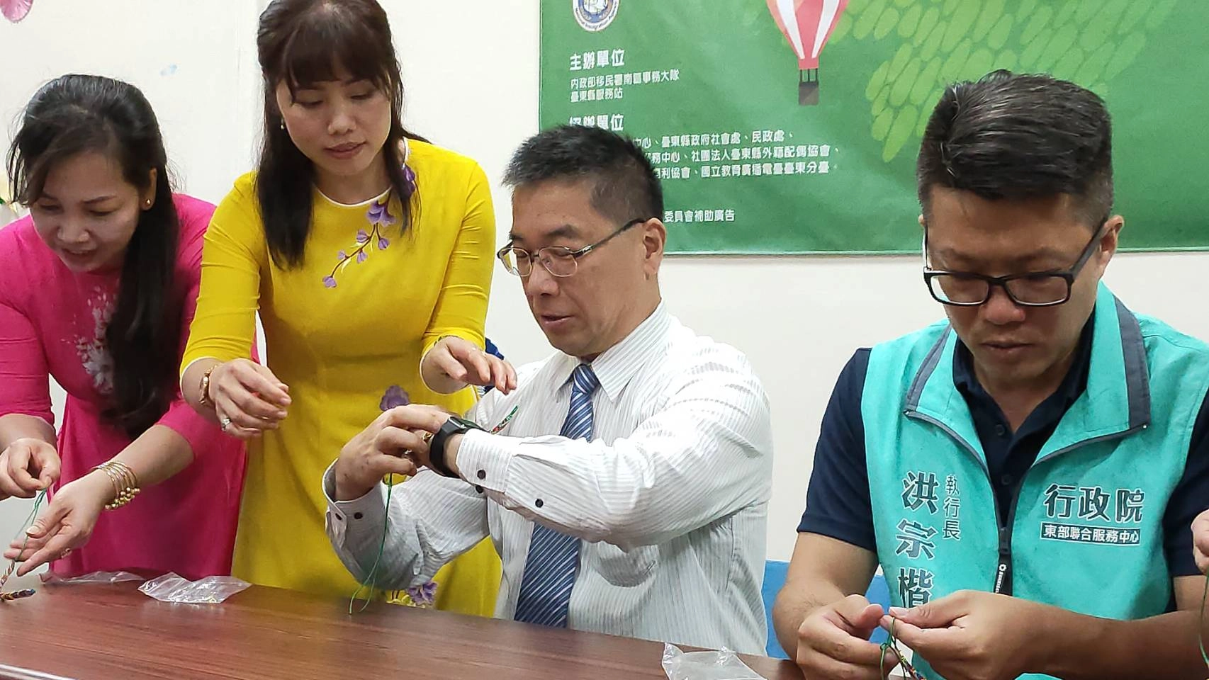 端午將至，內政部長徐國勇21日上午在臺東地區與新住民朋友一同歡慶端午，現場並與新住民共同製作越南傳統的五彩繩，祈福臺灣能夠永保安康，也鼓勵國人多來臺東旅遊。