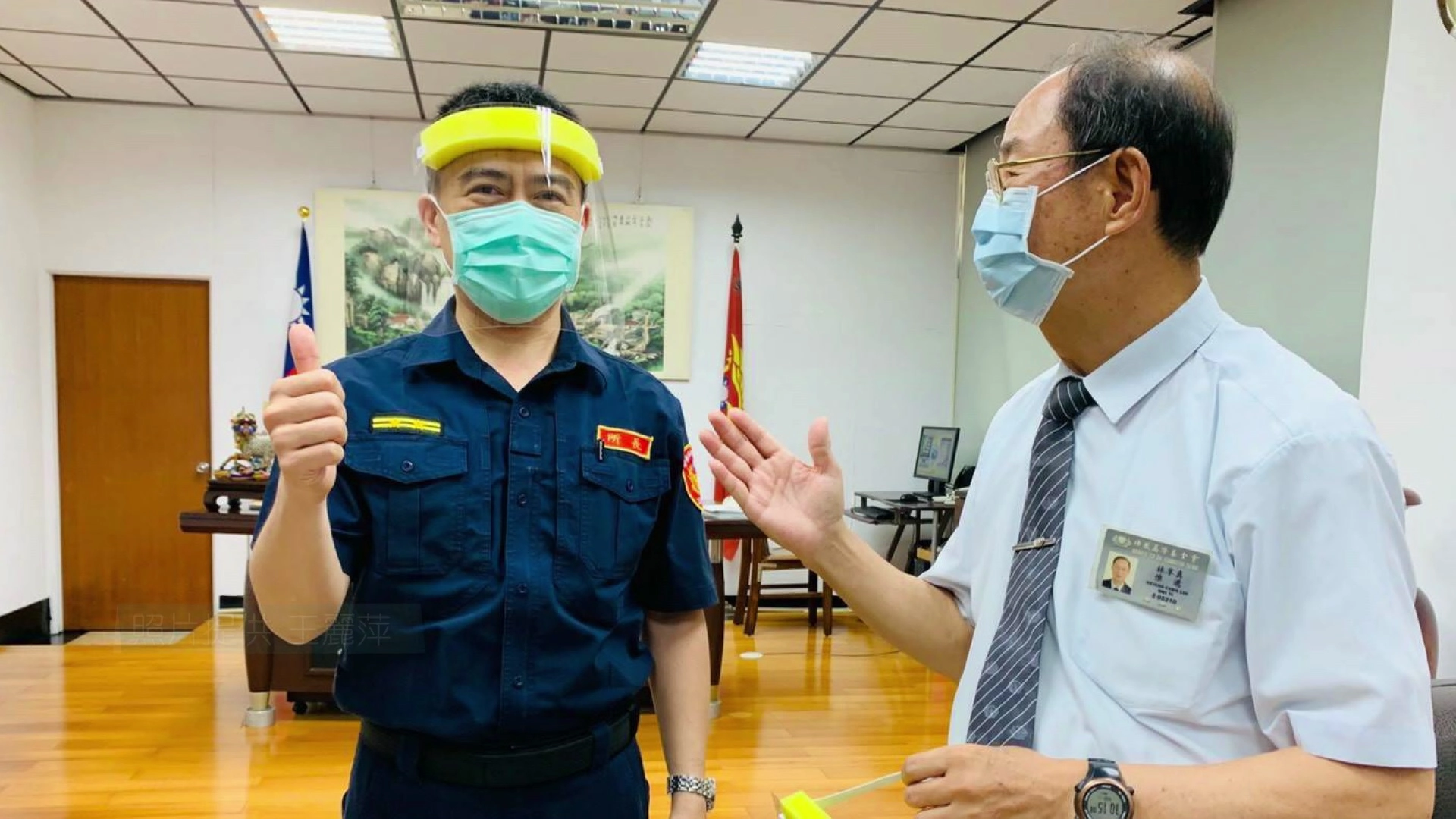 儘管是簡易型的防護罩，貼心設計不缺，加上透光度好，不會影響視野，可以重複使用 2 - 3 次，守護了第一線醫護、警察的人身安全。