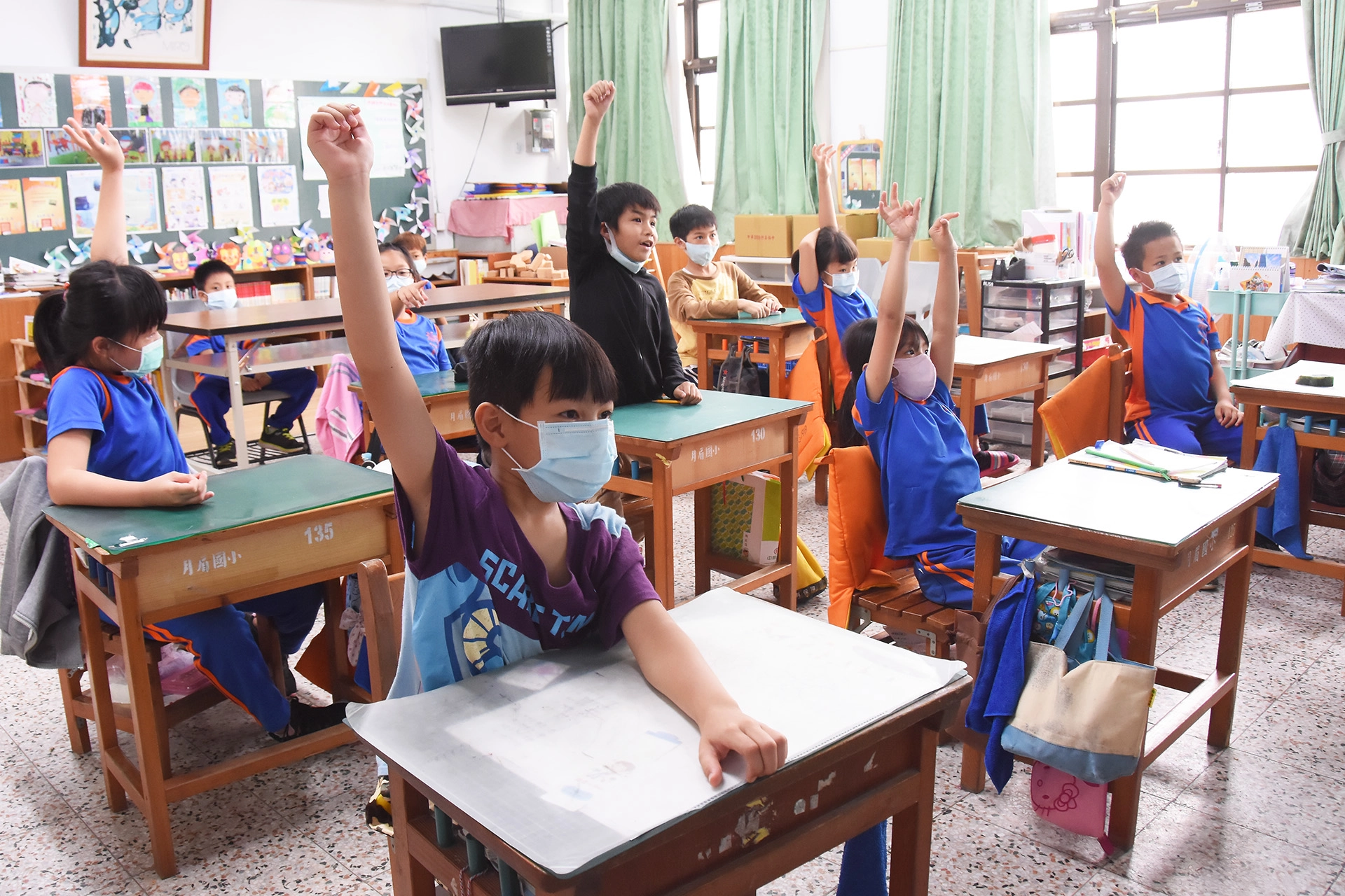 月眉國小學生踴躍舉手回答問題。