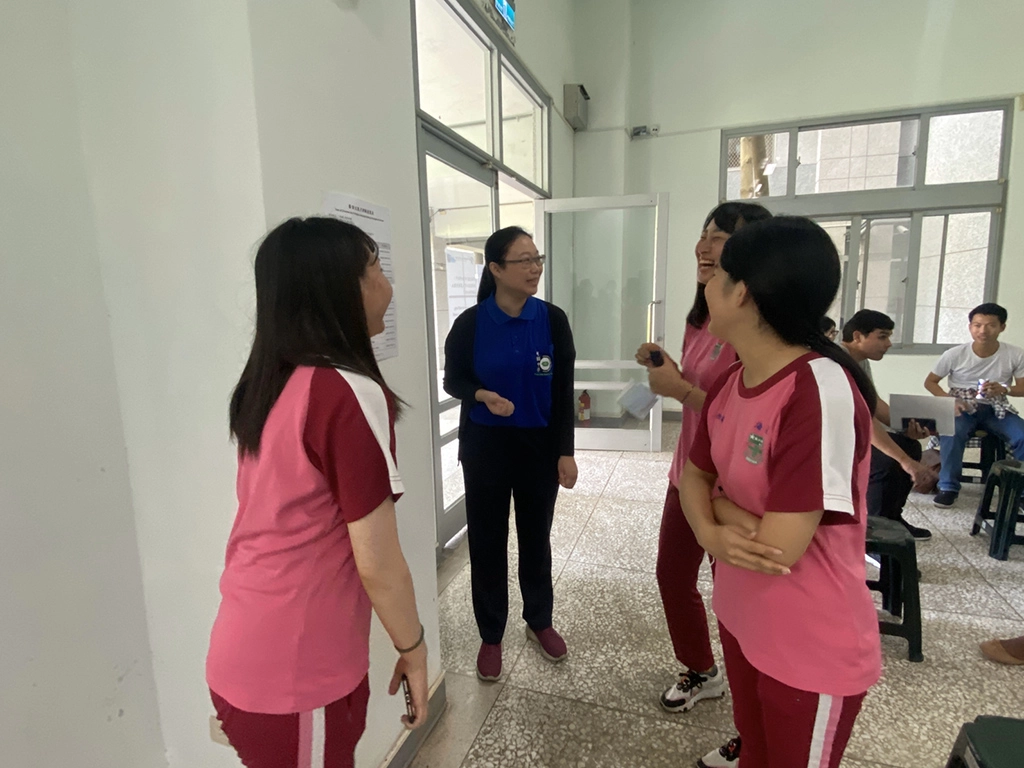 學生開心參加考試。