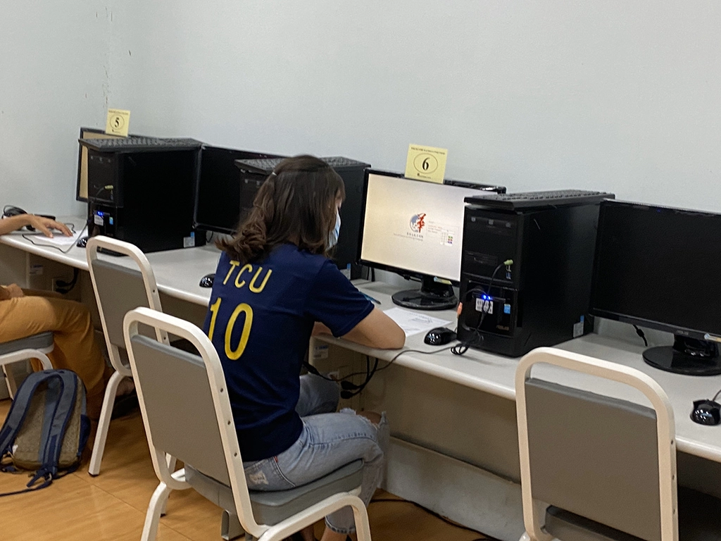 電腦適性考試備有電腦、耳機。