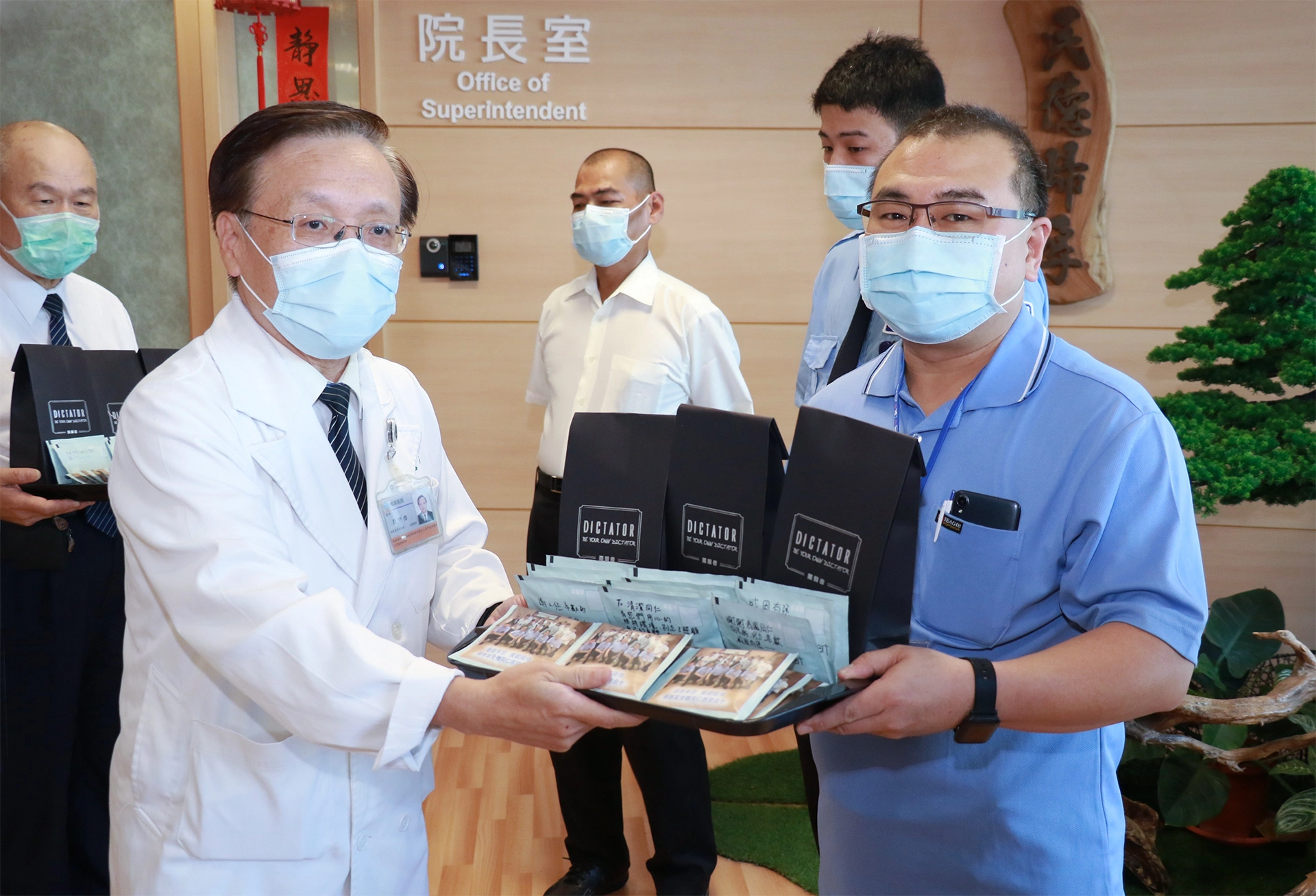 臺中慈院院長簡守信代表致贈手作咖啡濾掛包給清潔外包商。