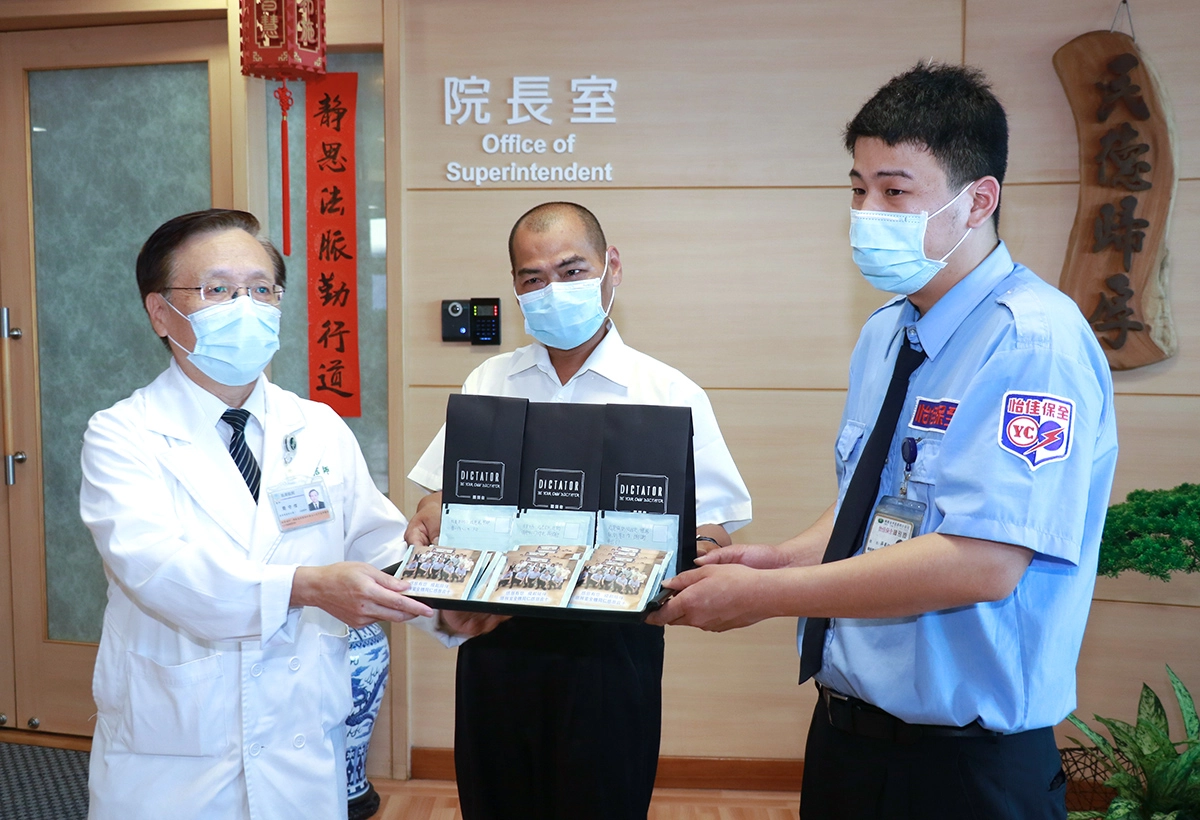 臺中慈院院長簡守信代表致贈手作咖啡濾掛包給保全外包商。