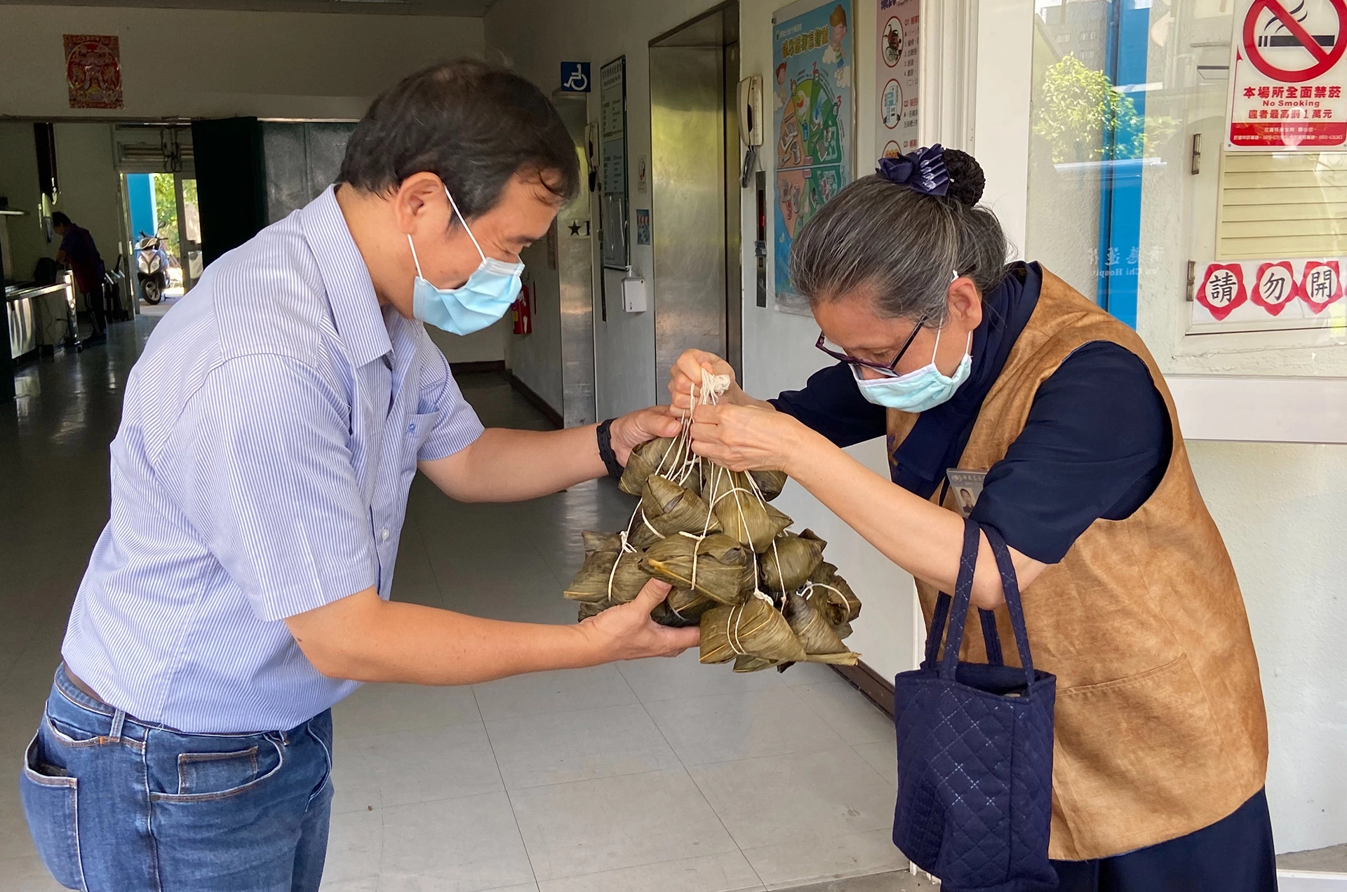 慈濟志工前往花蓮地區社福團體贈送粽子。