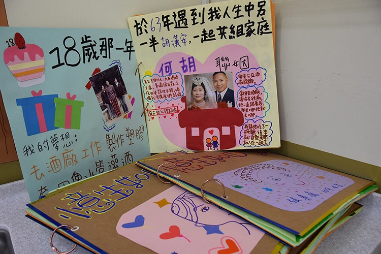透過「憶生如四季」相簿，讓長輩回憶當年。