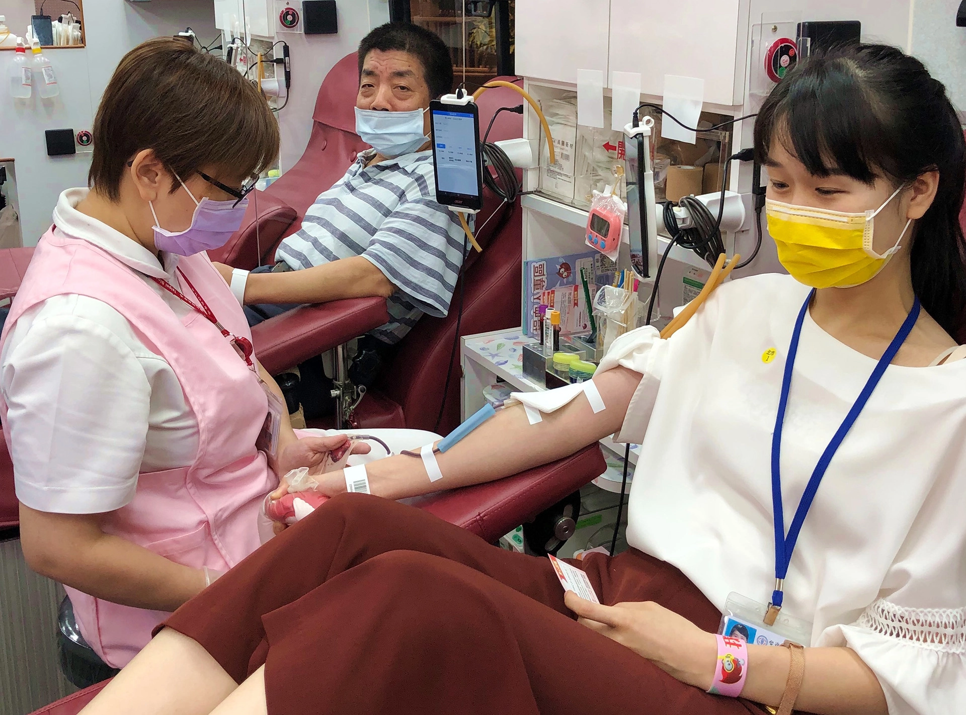 台電北市區處昨(22)日和台北捐血中心舉辦「揮灑熱情丶挽袖捐血」活動，朱榮貴處長和同仁熱情挽袖，也感動申請電力業務的民眾一同響應捐血。