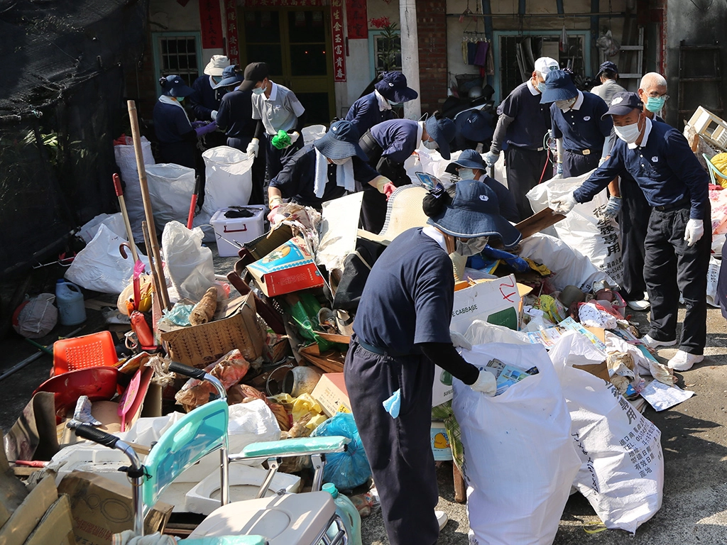雲林慈濟志工動員前往居關戶家大掃除，讓劉先生與太太有個安全舒適的家園。
