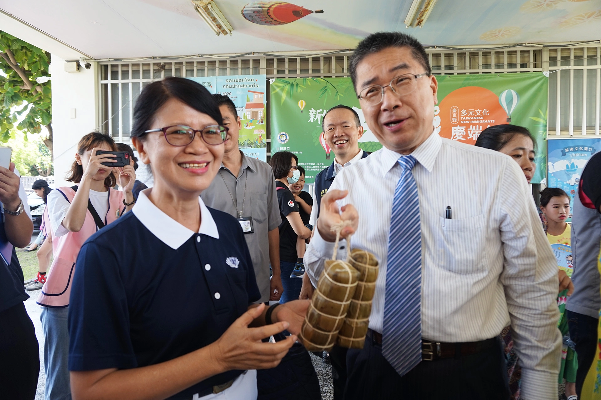 臺東慈濟志工受邀前往參加多元文化慶端午，臺東縣新住民五彩繩為臺灣祈福活動，內政部長徐國勇感謝慈濟在疫情期間的協助。