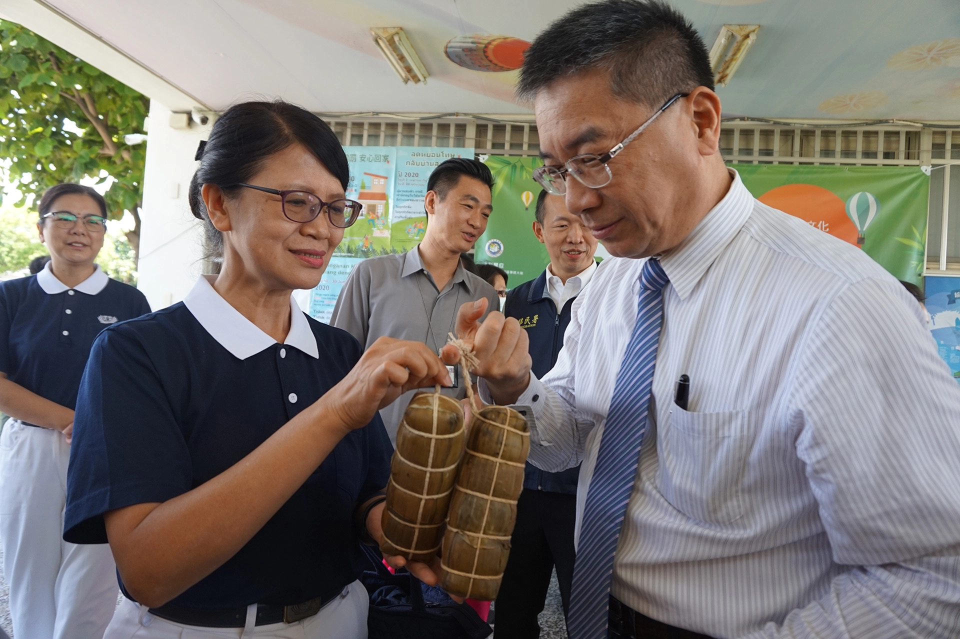 臺東慈濟志工受邀前往參加多元文化慶端午，臺東縣新住民五彩繩為臺灣祈福活動，內政部長徐國勇感謝慈濟在疫情期間的協助。