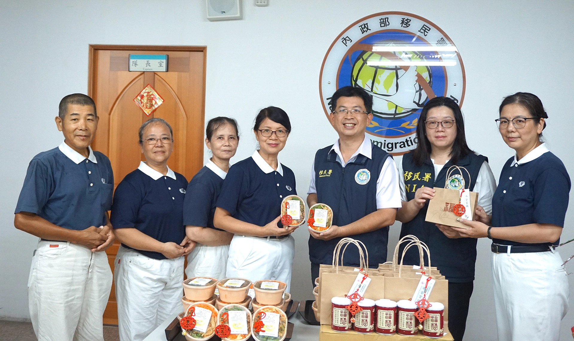 臺東慈濟志工贈送素食便當給移民署南區事務大隊臺東縣專勤隊，邀請大家一同為環境齊努力。