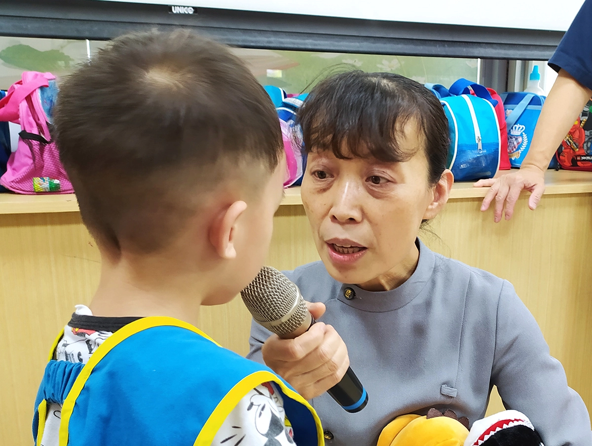 總務室主任沈芳吉為孩子們進行衛教問答