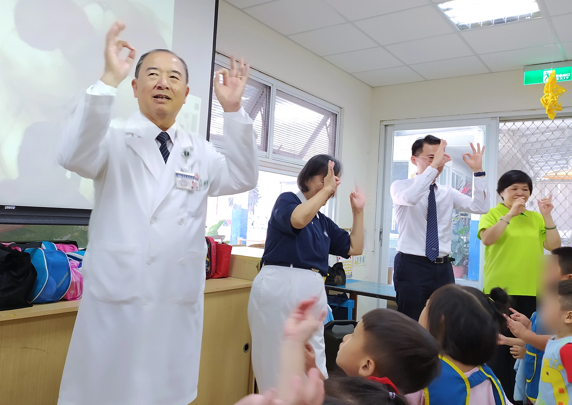 許文林副院長和孩子們進行帶動唱