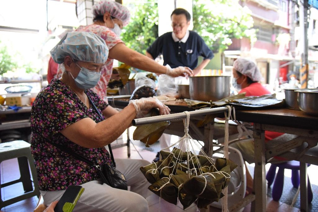 與慈濟志工學習製作素粽，除了連絡里內感情，也希望藉由推動素食，長養慈悲心，也祝福此波疫情早日消弭。