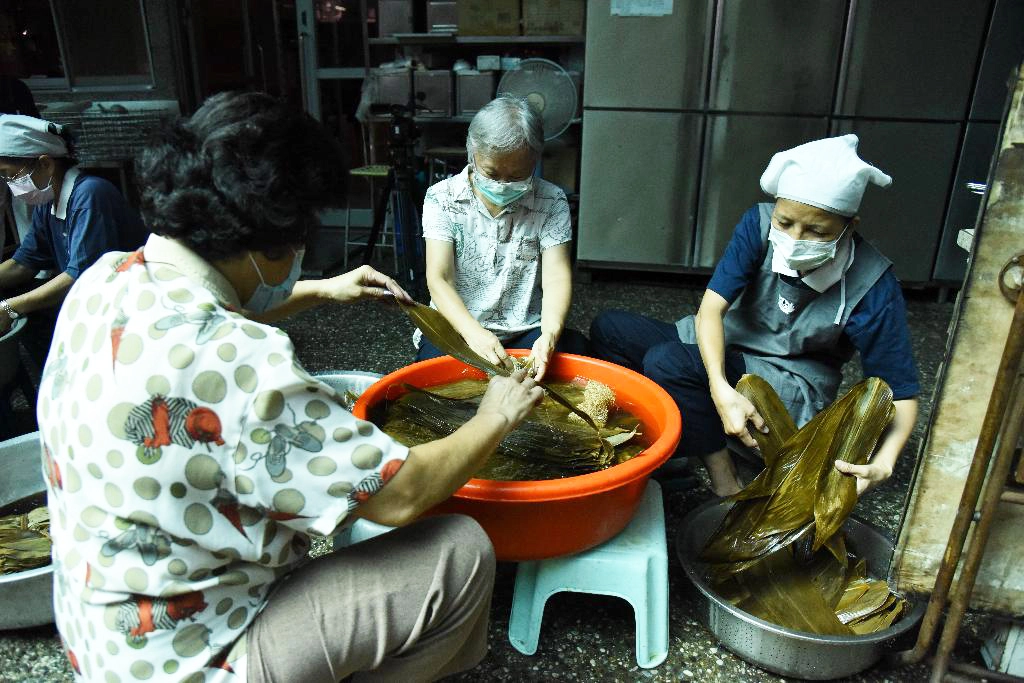洗粽葉同時，手中清洗一片片粽葉，有如洗滌自心清淨心，付出當下感受到很歡喜。