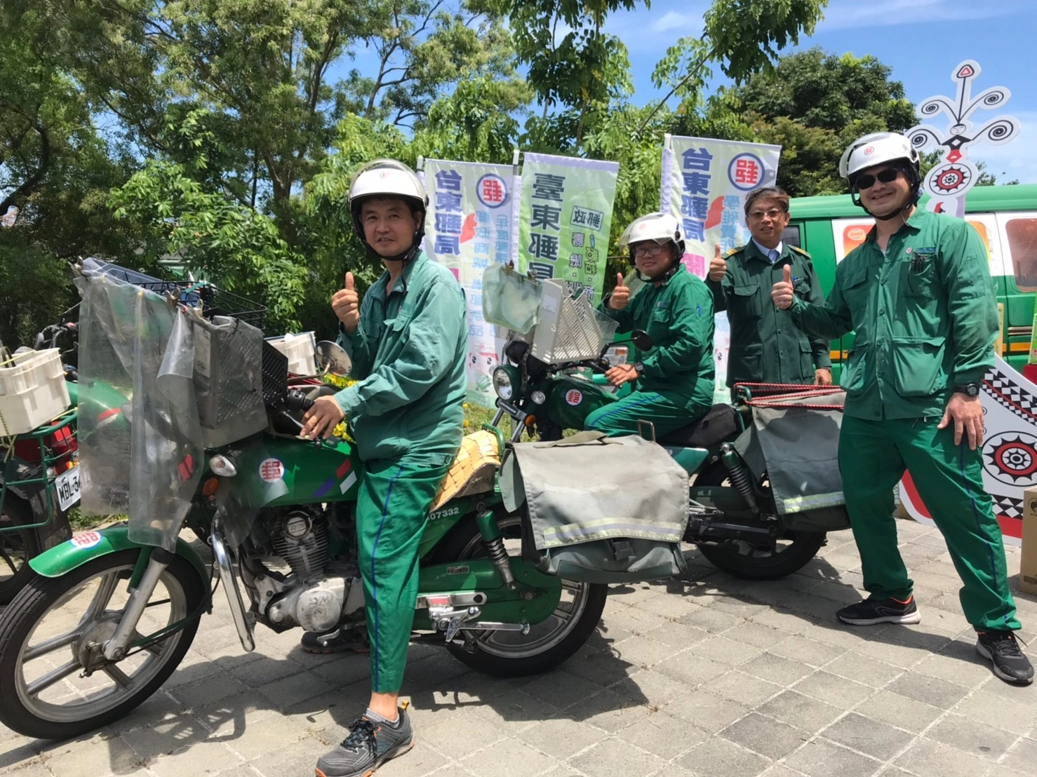 綠衣天使郵務士19日裝載著50箱尿布、衛生紙，現身創世基金會臺東院門口，發揮同舟共命的決心，以行動支持；並自即日起，在臺東縣境內16個鄉鎮市區的27所支局，放置愛心捐款訊息文宣，號召民眾加入「撐舟勇士」，在端午節前夕為植物人加「郵！」。