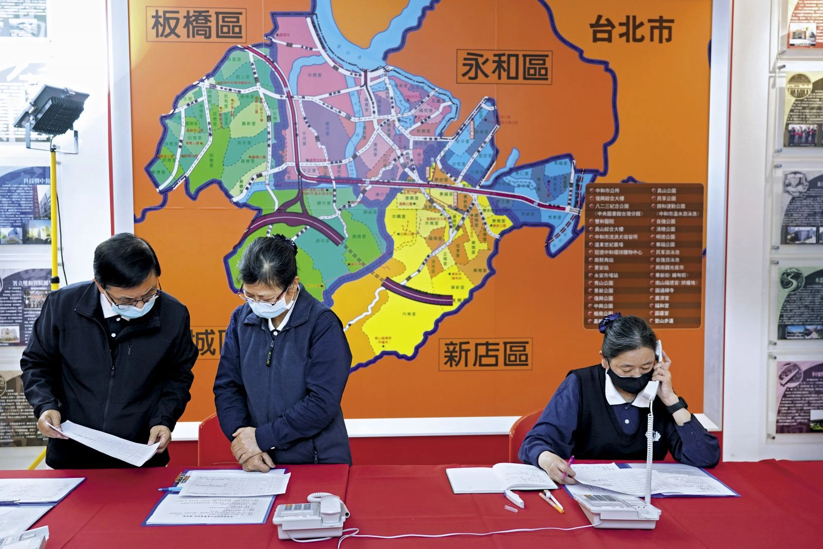 關懷身體健康、詢問生活所需並做紀錄，歷練豐富的慈濟志工承擔起居家檢疫者每日電訪，為吃緊的區公所後勤人力注入一股軟實力。