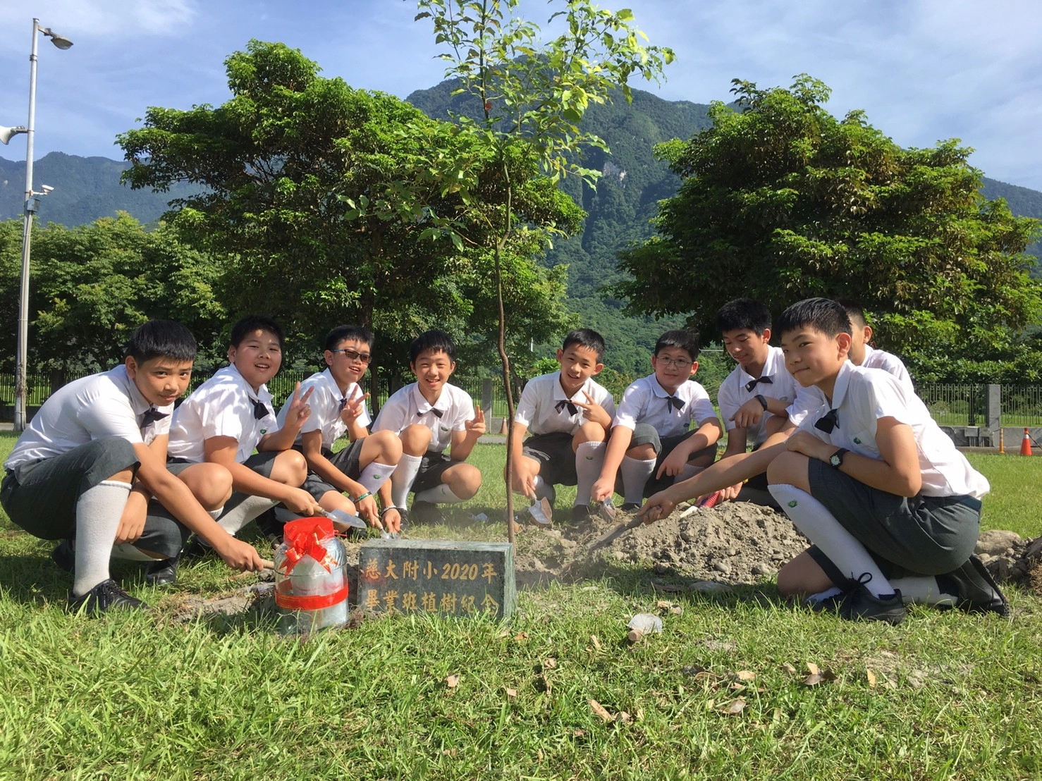 慈濟大學附屬高級中學國小部舉辦畢業紀念樹植樹活動，全體六年級學生在師長的帶領下，親手種下第十九屆畢業樹，象徵傳承與榮譽，同時埋入「時空膠囊」，裝著畢業生寫給二十年後自己的信件，大家相約2040年回校再相會。