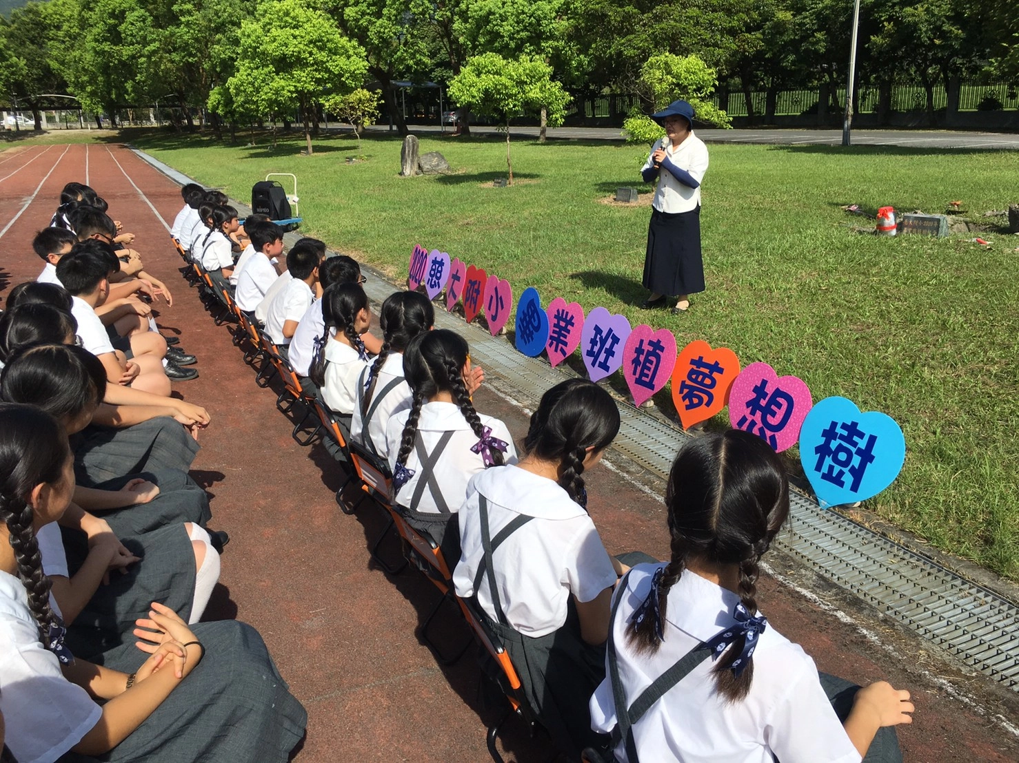 慈濟大學附屬高級中學國小部舉辦畢業紀念樹植樹活動，全體六年級學生在師長的帶領下，親手種下第十九屆畢業樹，象徵傳承與榮譽，同時埋入「時空膠囊」，裝著畢業生寫給二十年後自己的信件，大家相約2040年回校再相會。