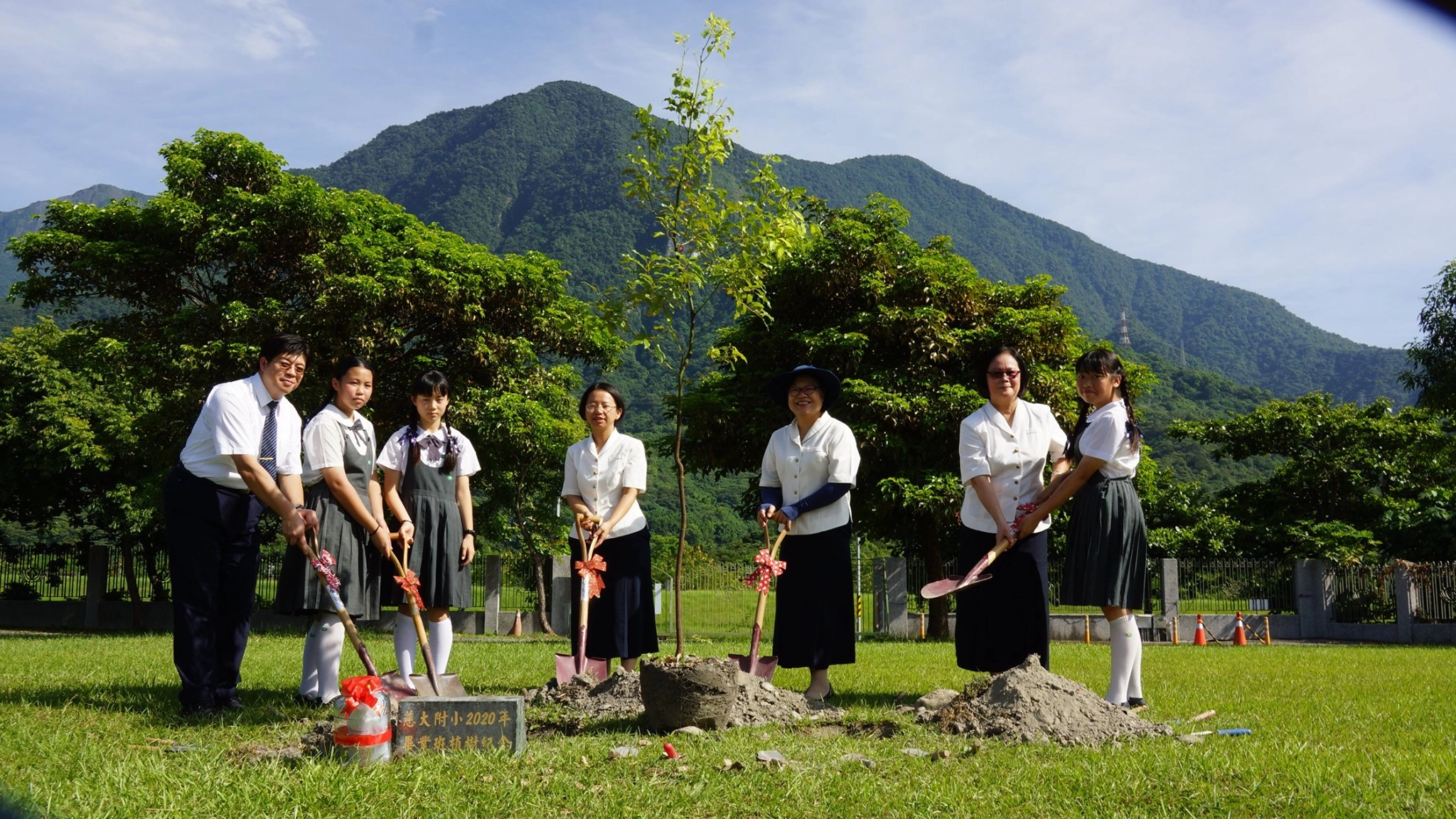 師生合力種下這棵「希望之樹」預約未來，同時寫下20年後的自己，裝入時空膠囊，埋在希望之樹旁。