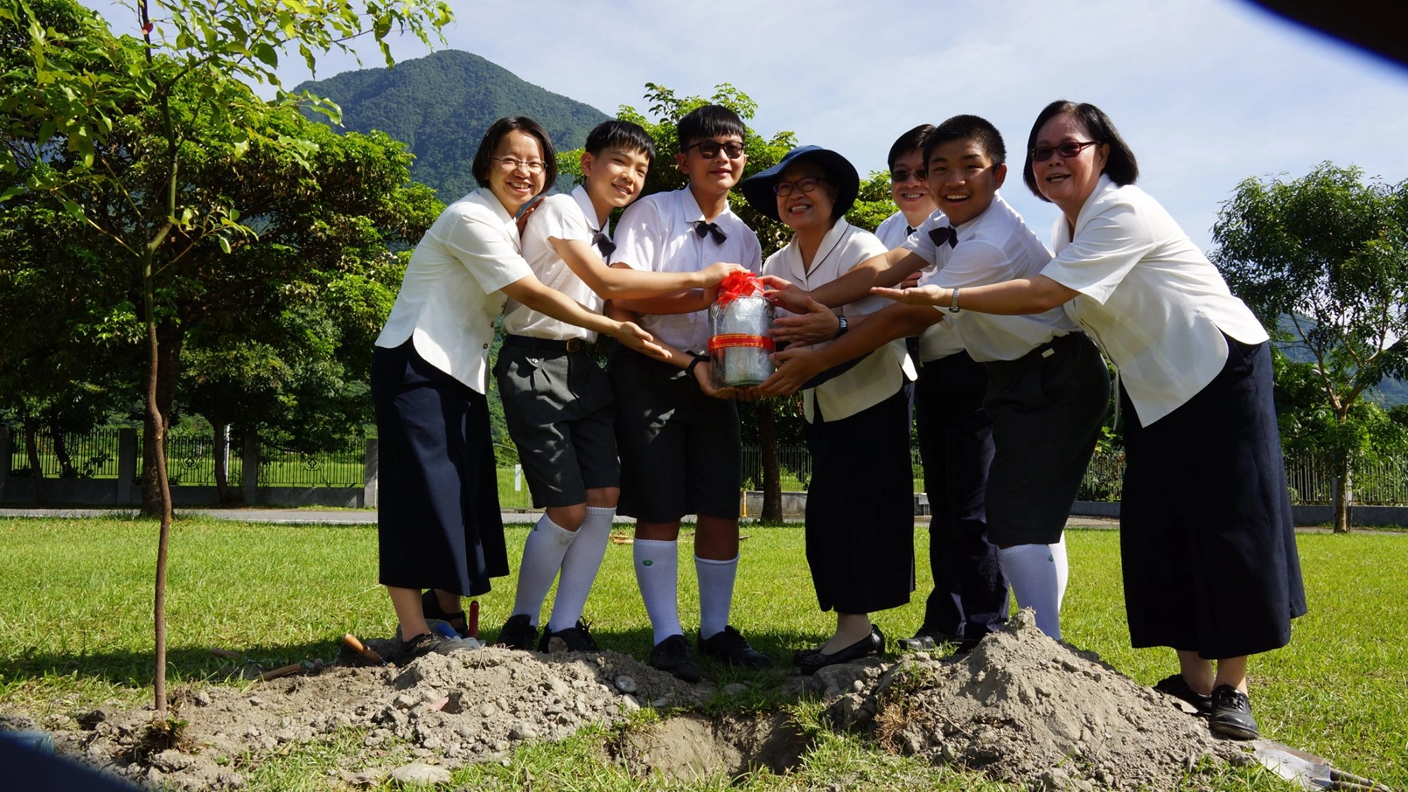 校長李玲惠表示，透過畢業植樹的活動，孩子們將自己在校園成長的記憶，植根在校園裡。