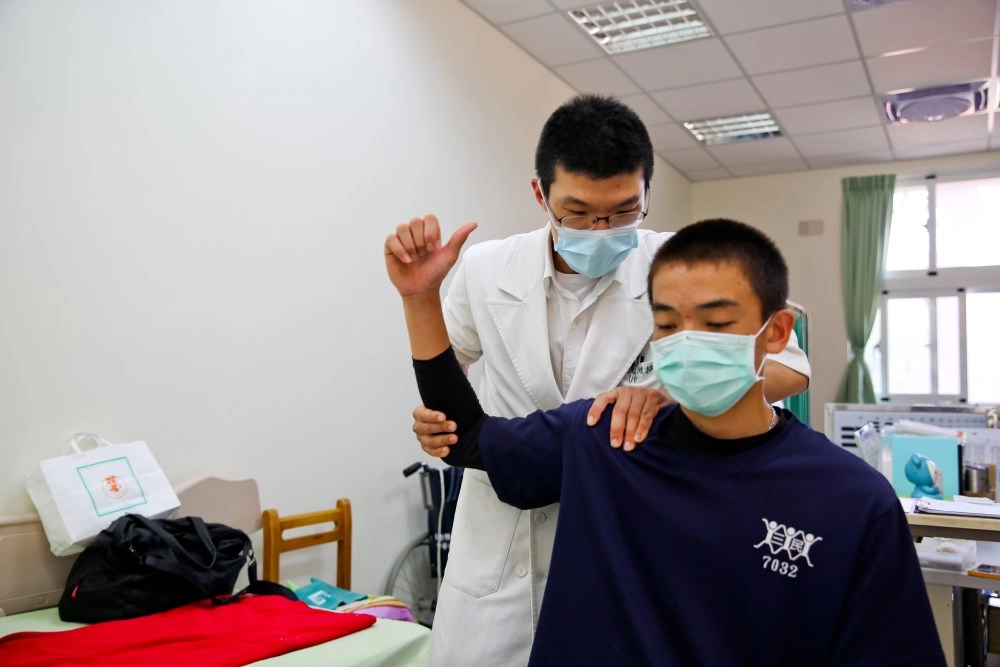 在三民國中，沈炫樞醫師為棒球選手評估狀況，之後再進行針灸或放鬆肌肉、矯正的手法，也會教同學強化穩定肩膀的訓練動作。