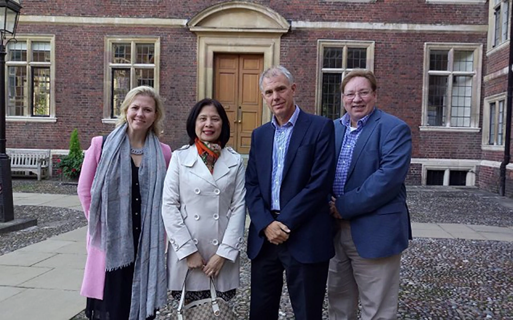駐英國代表處教育組李彥儀組長（左二）與劍橋大學臺灣研究講座計畫主持人方德萬教授（右二）多次洽議相關合作計畫，照片為兩人與亞洲及中東學院同仁於劍橋大學合影 -