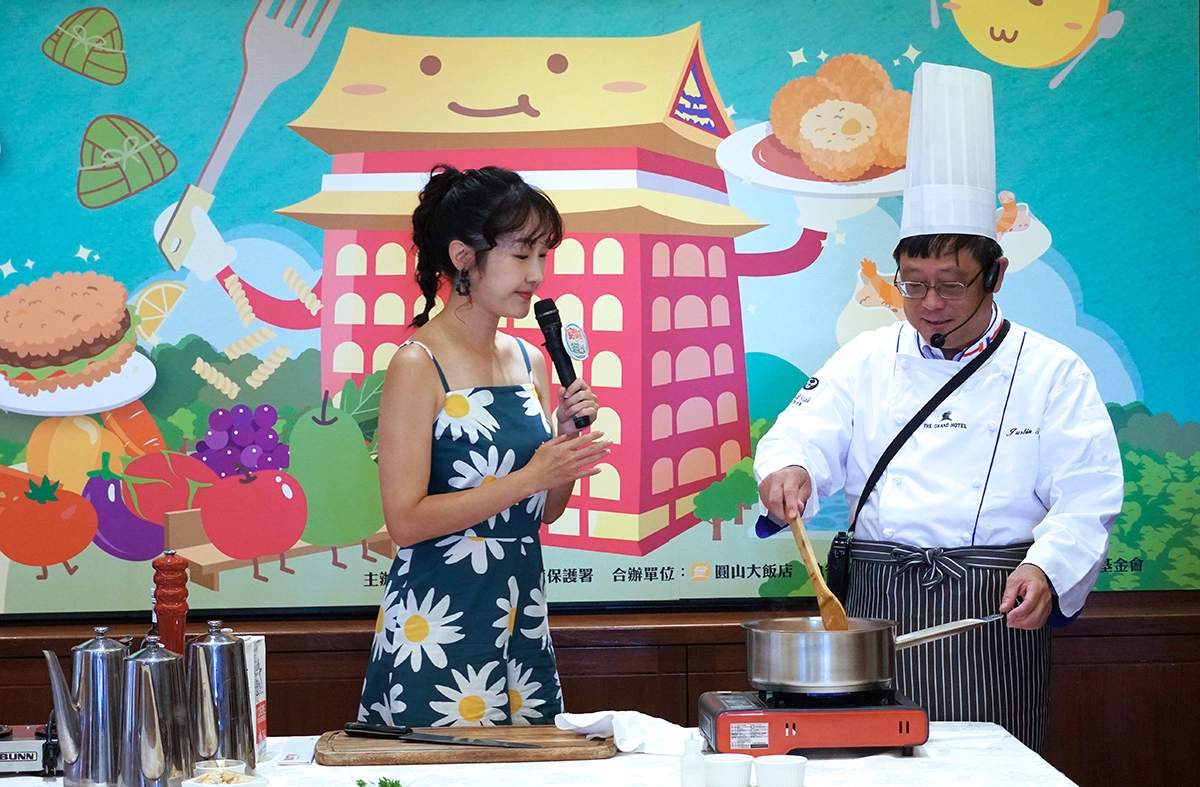 飯店惜食風環保躍上桌記者會環保署張子敬署長、藝人巴鈺惜食料理示範。