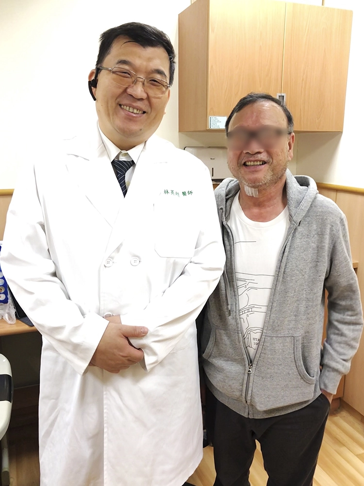 病人手術後開心與林英超醫師合影。（林英超醫師提供）