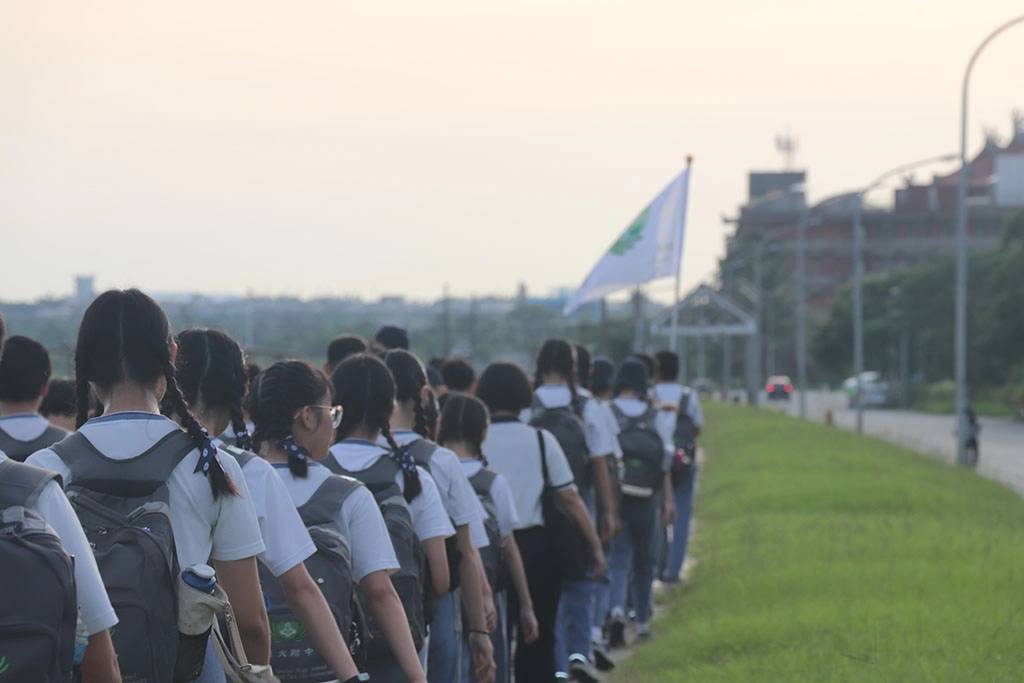 活動當天清晨五點，旭日東昇，在太陽緩緩升起之際，七十位學生在校長、主任及老師的帶領下，隊伍井然有序，迎向朝陽，邁開步伐踏上師公路。