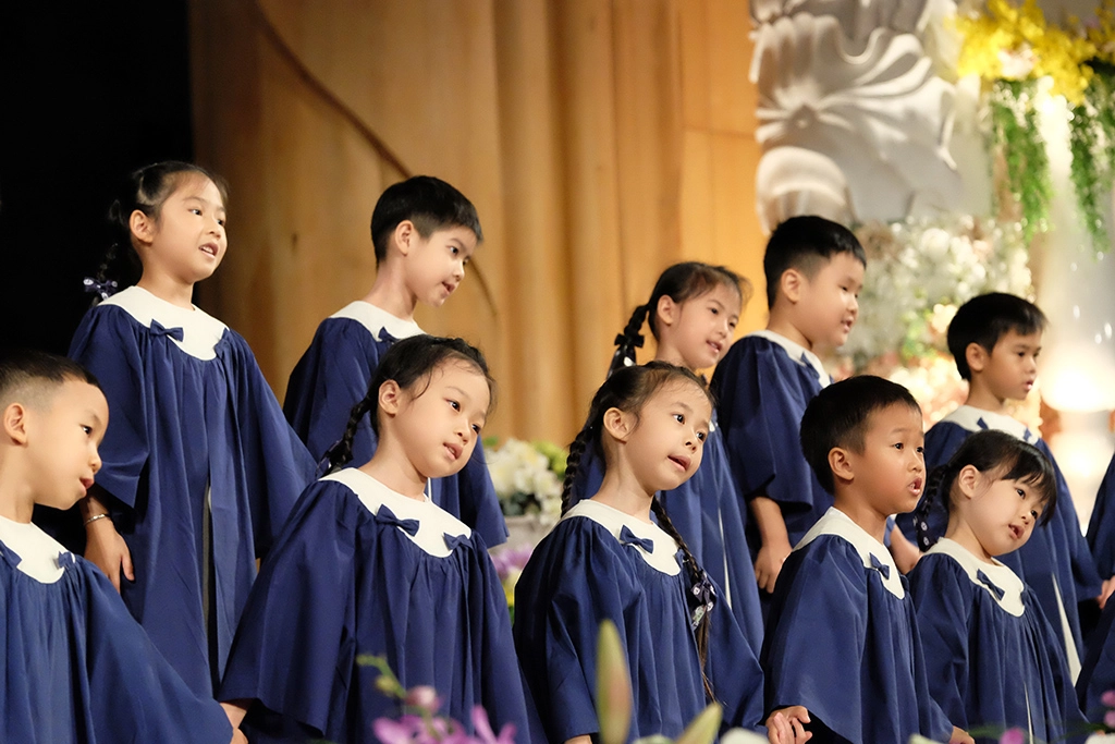 畢業幼兒共同演繹「手牽手」，感謝老師的陪伴。