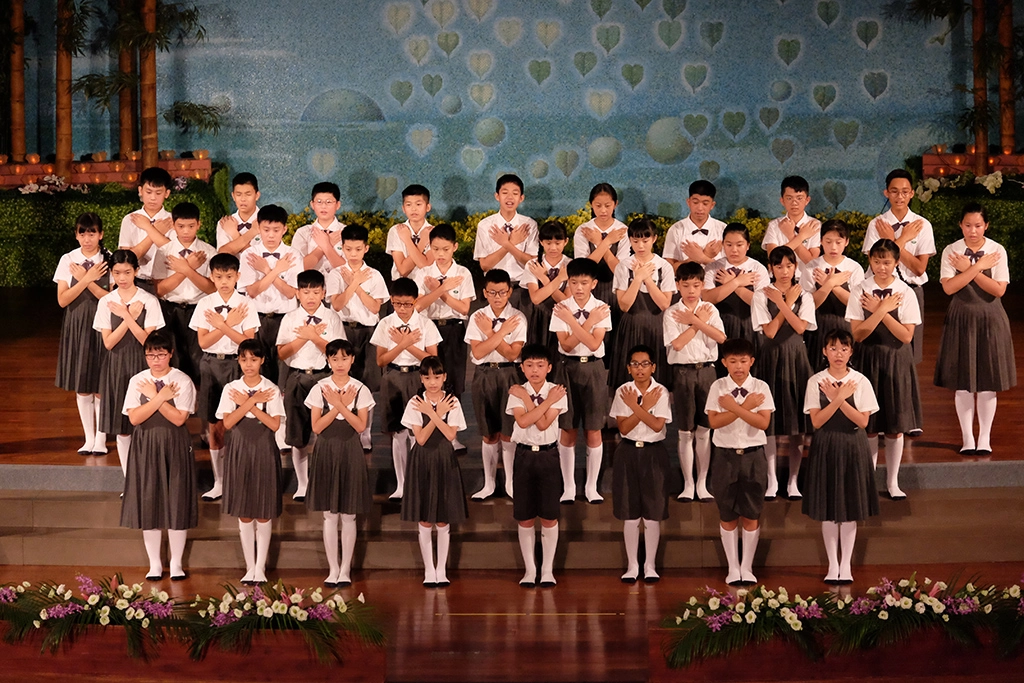 國小畢業生用音樂與手語演繹「大樹與小鳥」，感謝師長與家長的陪伴與照顧。