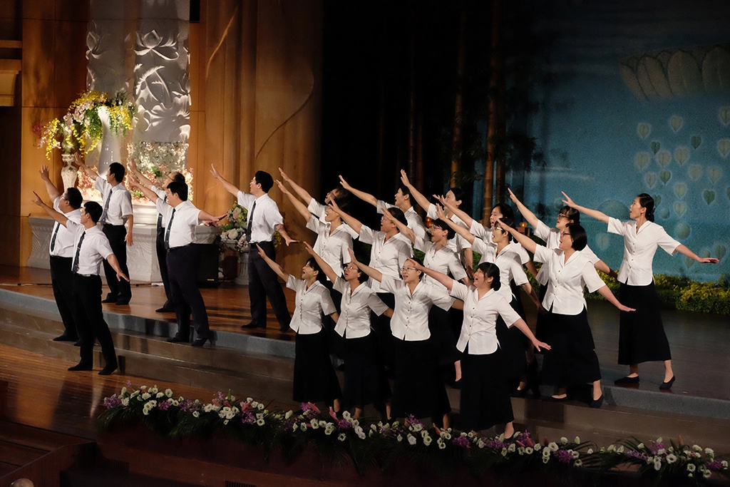 全體畢業班師長上台以一曲手語「叮嚀」，祝福147位畢業生展翅飛翔。