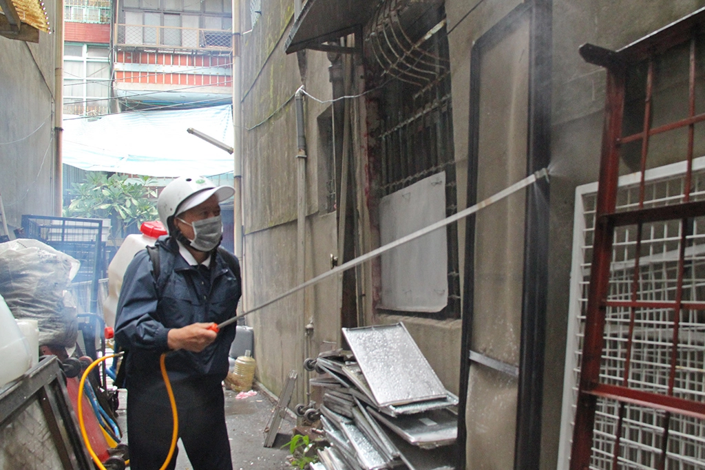 預防登革熱爆發流行，應注意戶外避免放置積水之廢棄物，儲水或盛水容器應即時清除，並保持乾燥，以杜絕病媒蚊孳生。