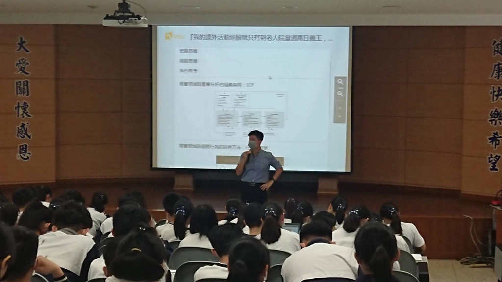 全國延後開學，慈大附中對於高三學生的生涯進路輔導沒有延後，開學後即安排一系列的升學輔導，包括「大學生涯探索活動」及「升學工作坊」，期望每個高三學生認識自我、找到優勢，了解大學科系狀況，為自己的未來作出最好的選擇。