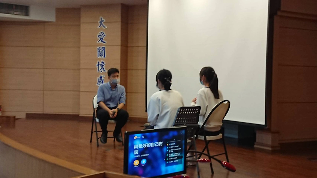 全國延後開學，慈大附中對於高三學生的生涯進路輔導沒有延後，開學後即安排一系列的升學輔導，包括「大學生涯探索活動」及「升學工作坊」，期望每個高三學生認識自我、找到優勢，了解大學科系狀況，為自己的未來作出最好的選擇。