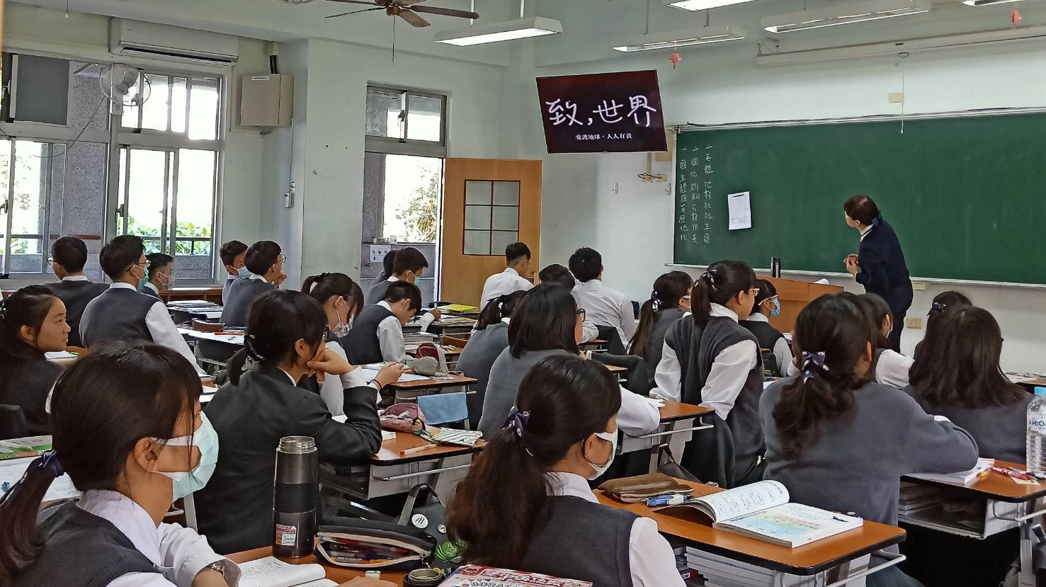 班級於開學典禮視訊過程中收看「致，世界」歌曲。
