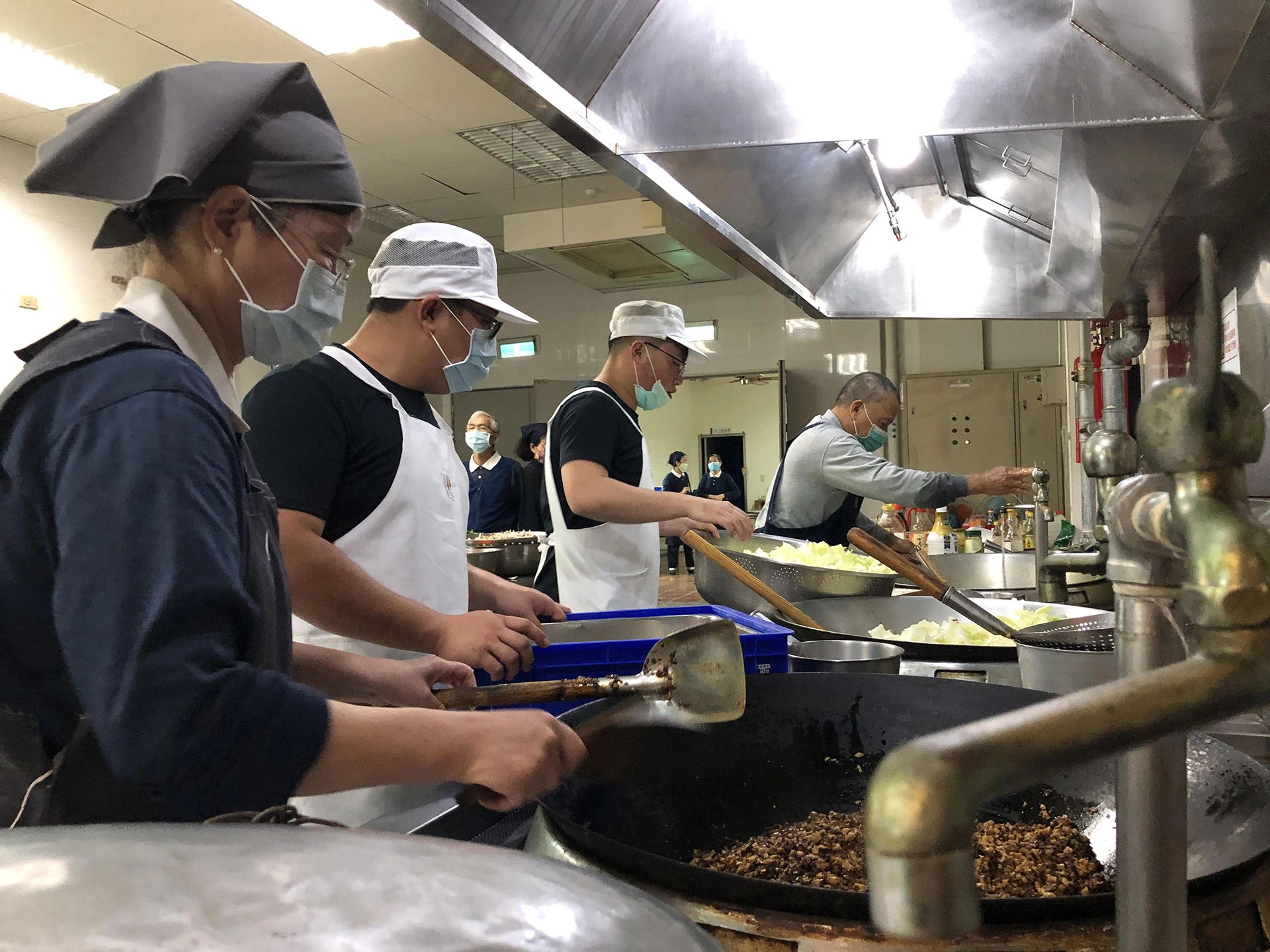 海巡署中部分署3月2日派伙食大廚前往清水靜思堂學習素食食材採買和烹煮。