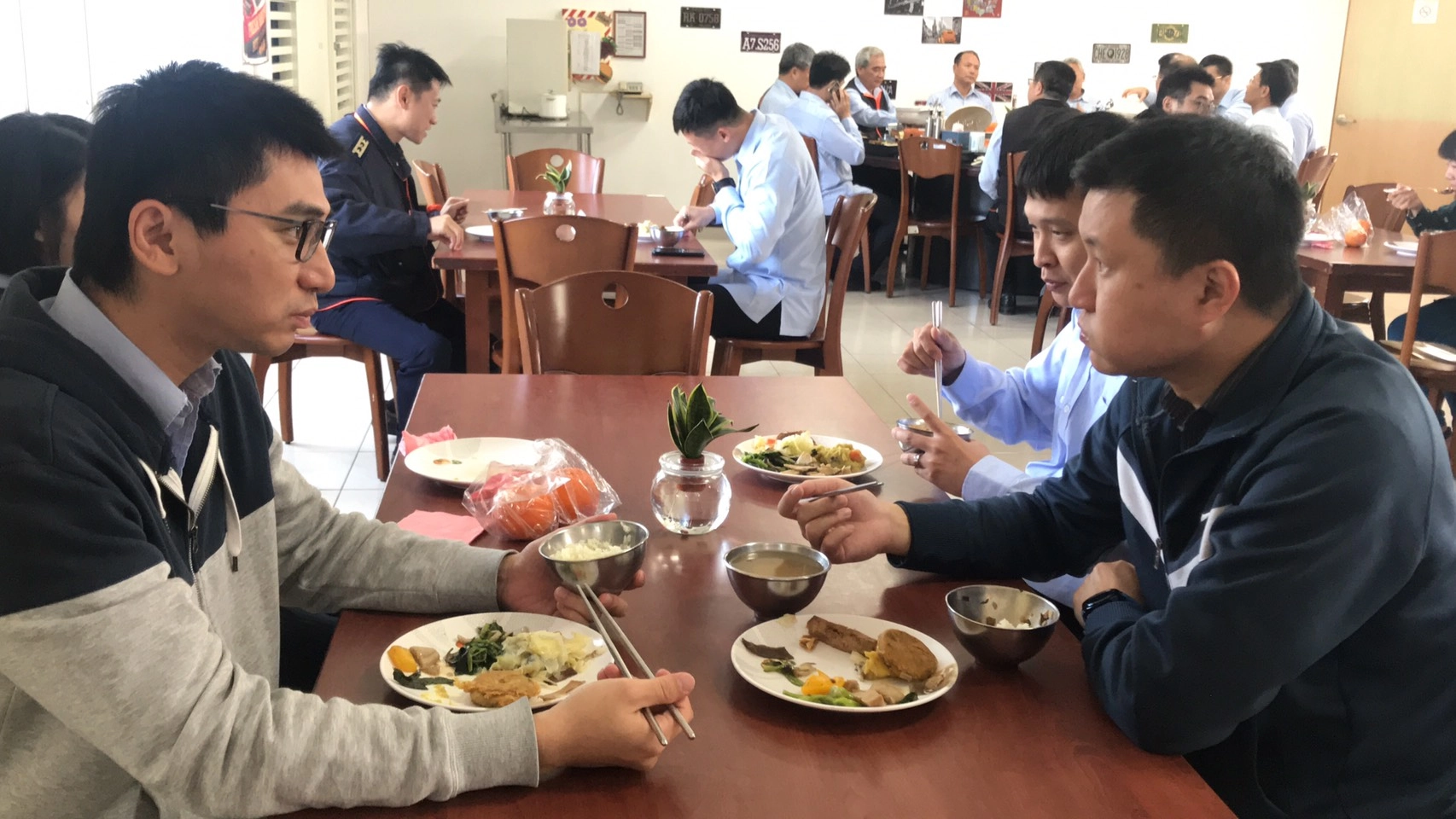 3月2日海巡署中部分署200人一起享用素食午餐，大受好評。