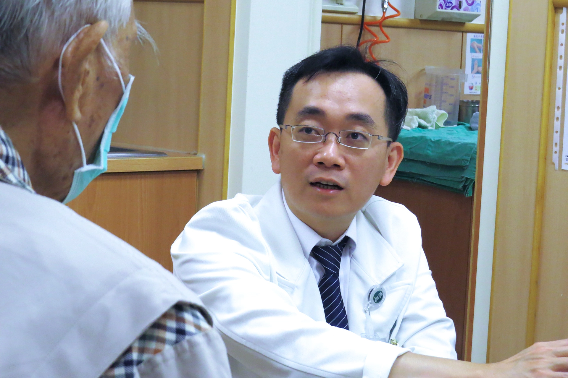 方佳偉醫師提醒病人，長期便秘千萬不要只靠軟便藥。