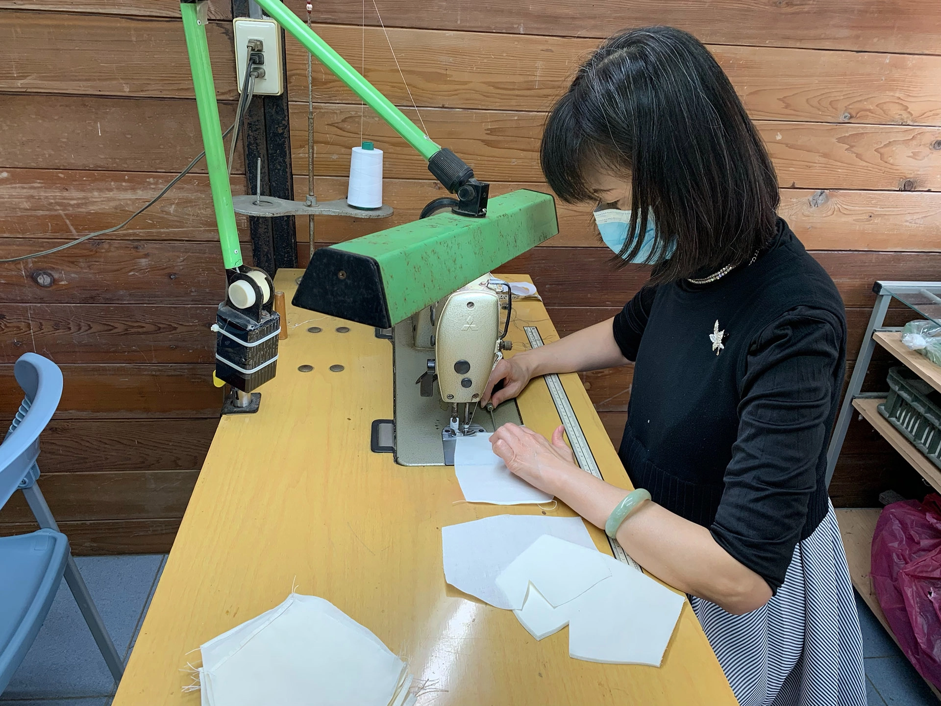 為把口罩留給第一線醫護人員與需要的人，臺中港區慈濟志工從2月20日開始輪翻上陣齊心製作布口罩，大家緊鑼密鼓付出。