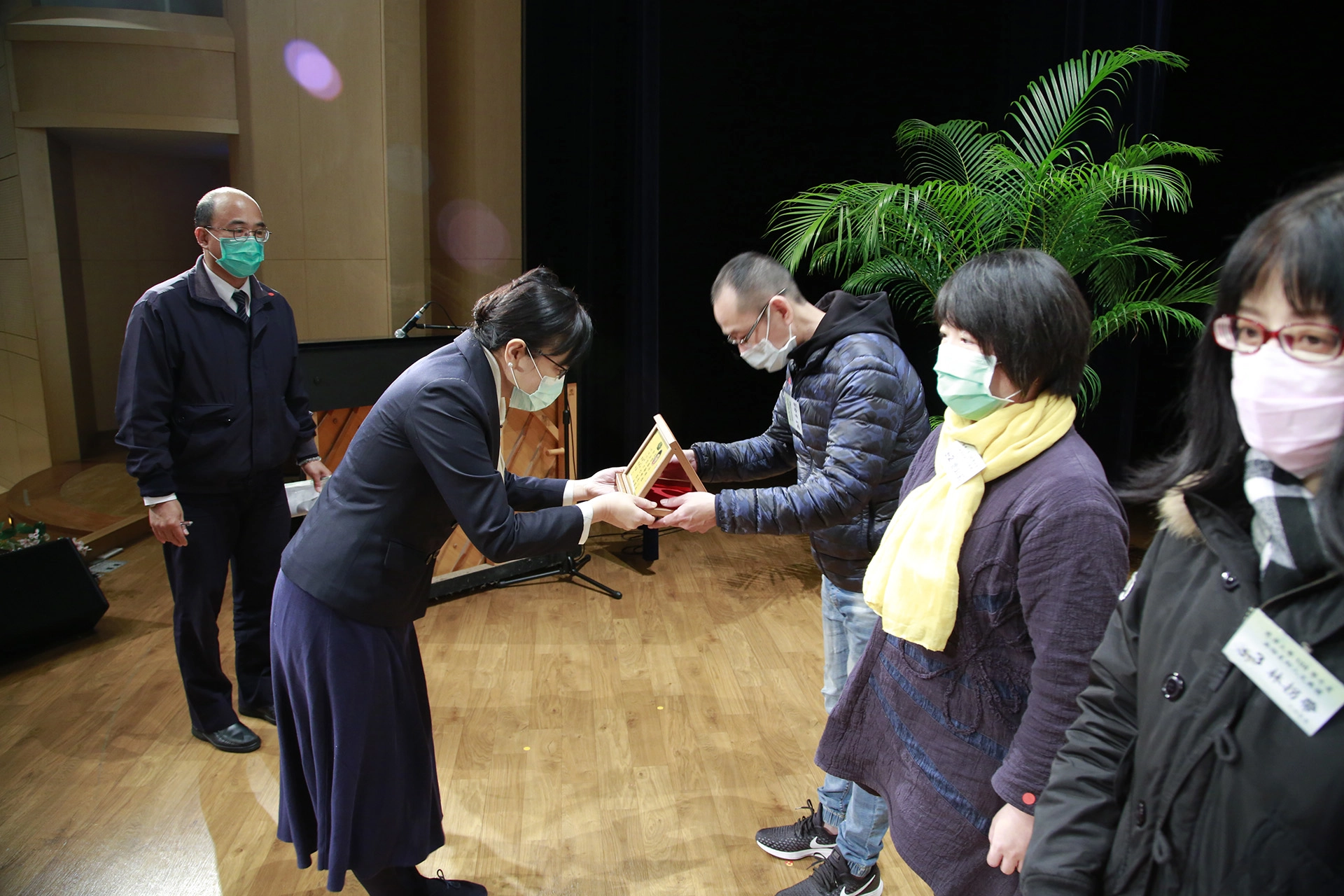 12位無語良師分別為吳錦德、曾鈺茹、林拐帶、陳黃軒、陳濟陽、李月娟、蔡石定、陳淑芬、陳雲銘、賴詹素卿、陳俊源、程克瑛。感恩追思典禮上，由劉怡均校長親自頒發感恩紀念牌給每位家屬。