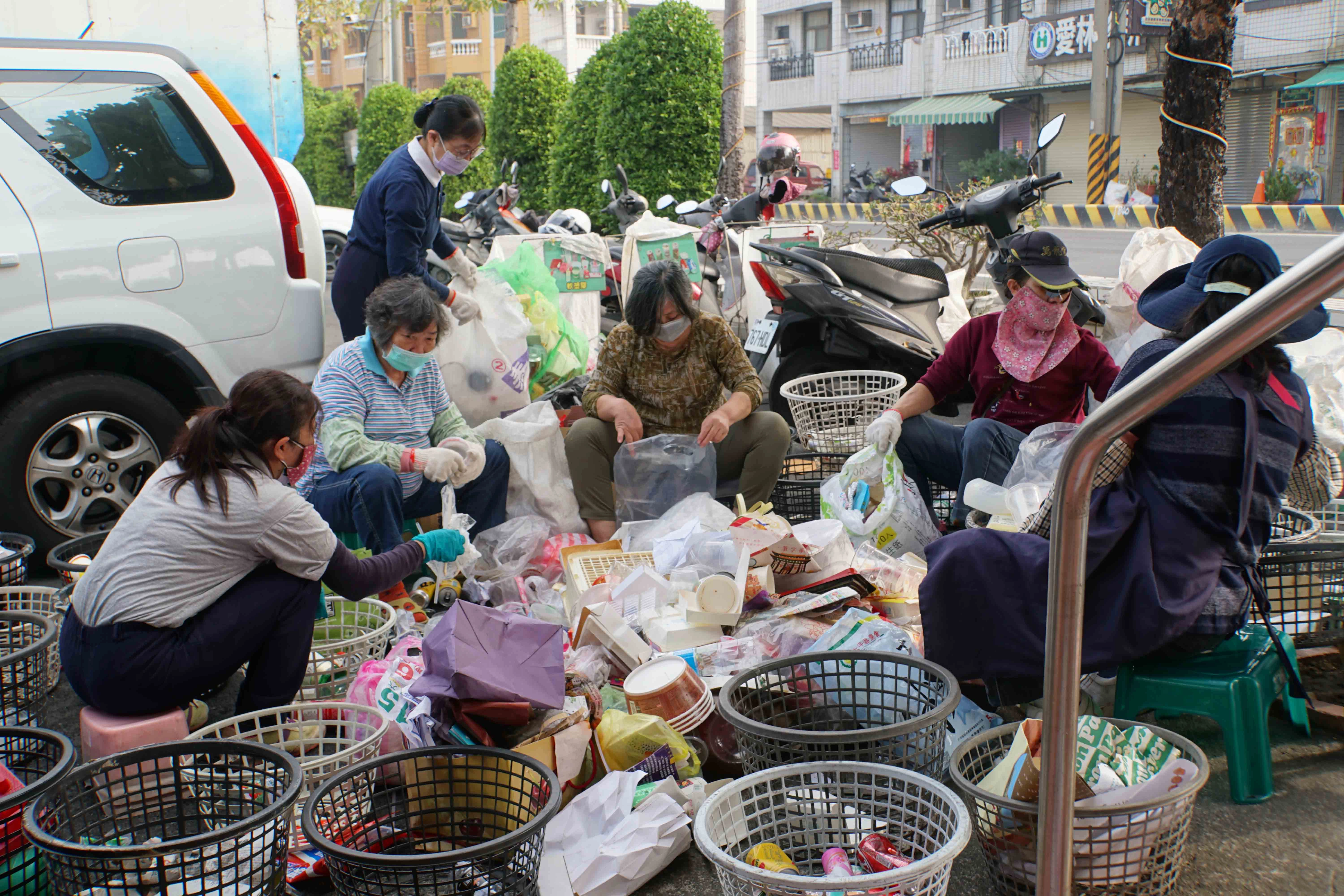 位於臺南市南區灣裡馬鎮宮前廣場的資源回收日，一群志工心心念念只想著做環保，有志一同一起來守護蘊涵生命之源的地球。