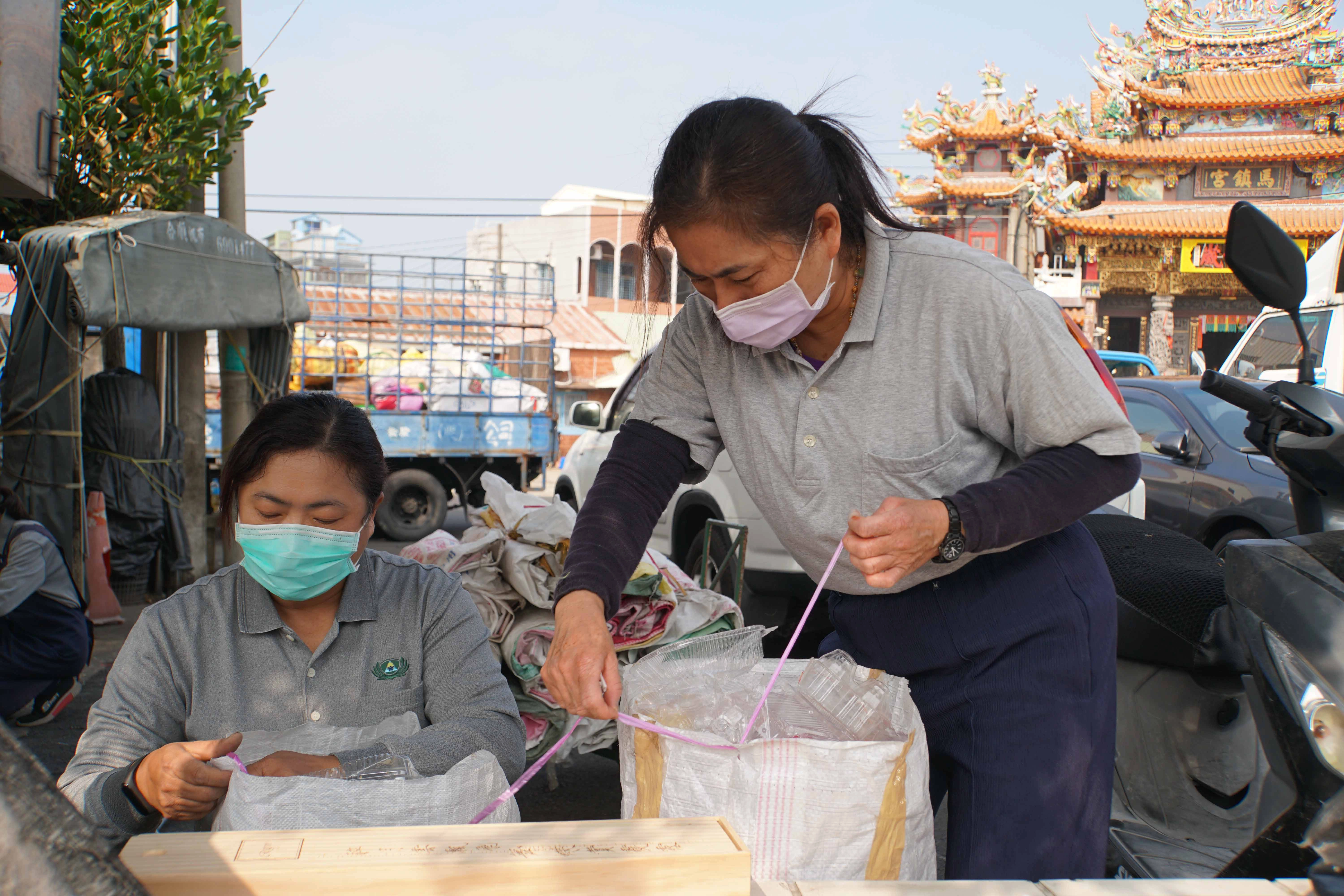 位於臺南市南區灣裡馬鎮宮前廣場的資源回收日，一群志工心心念念只想著做環保，有志一同一起來守護蘊涵生命之源的地球。