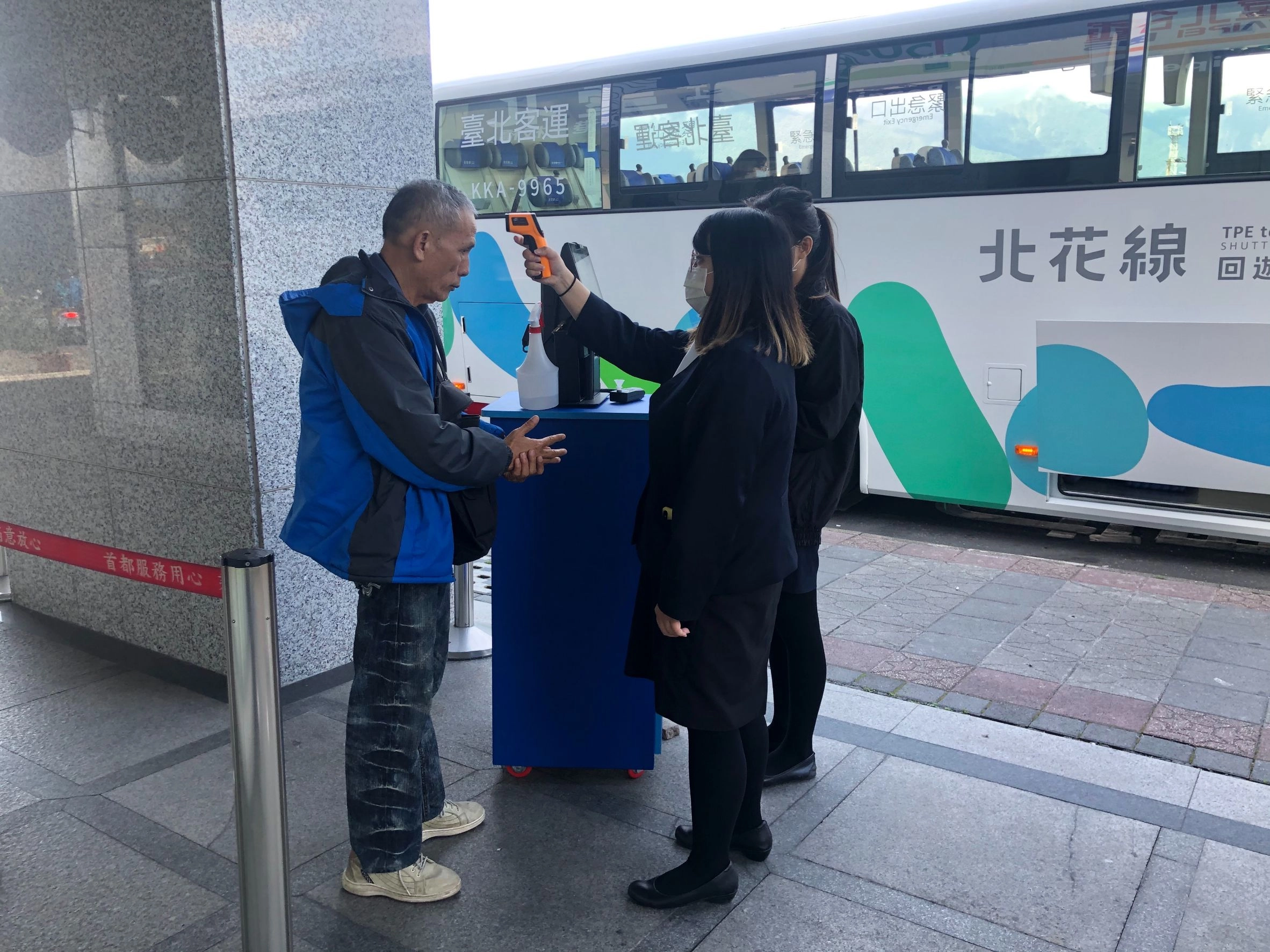 公共運輸防疫-業者確認旅客額溫並進行酒精消毒。