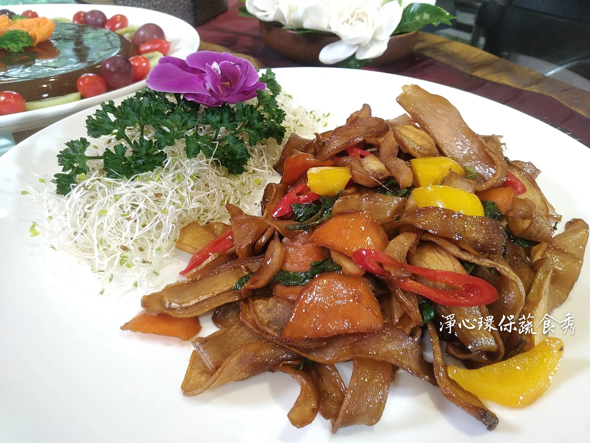 料理靈感來自台北一家五星級素食餐廳，其特色料理中有一道塔香脆腸，小編將其改良為三杯脆腸，將杏鮑菇切成細長條狀，入鍋油炸使其緊縮，仿若吃到脆腸的口感和彈性。