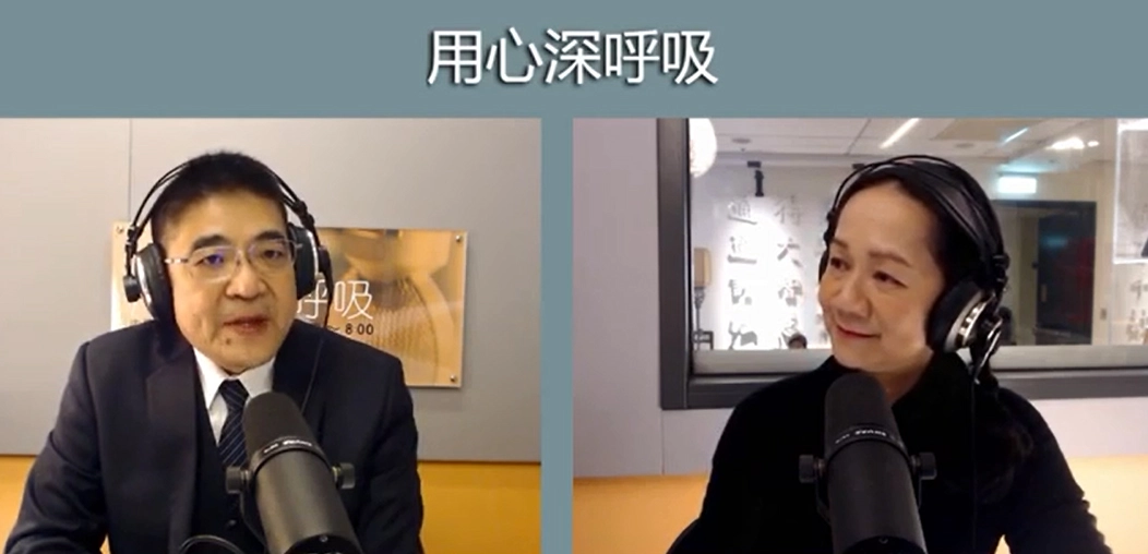 在大愛網路電台用心深呼吸節目中，羅慶徽回憶當年SARS戰役，用「慌」這個字，形容當時的台灣社會。他最記得一個同事理髮理一半，當理髮師知道他在松山醫院工作，立刻叫他出去，他的另一半頭是回醫院，同事幫他理的。