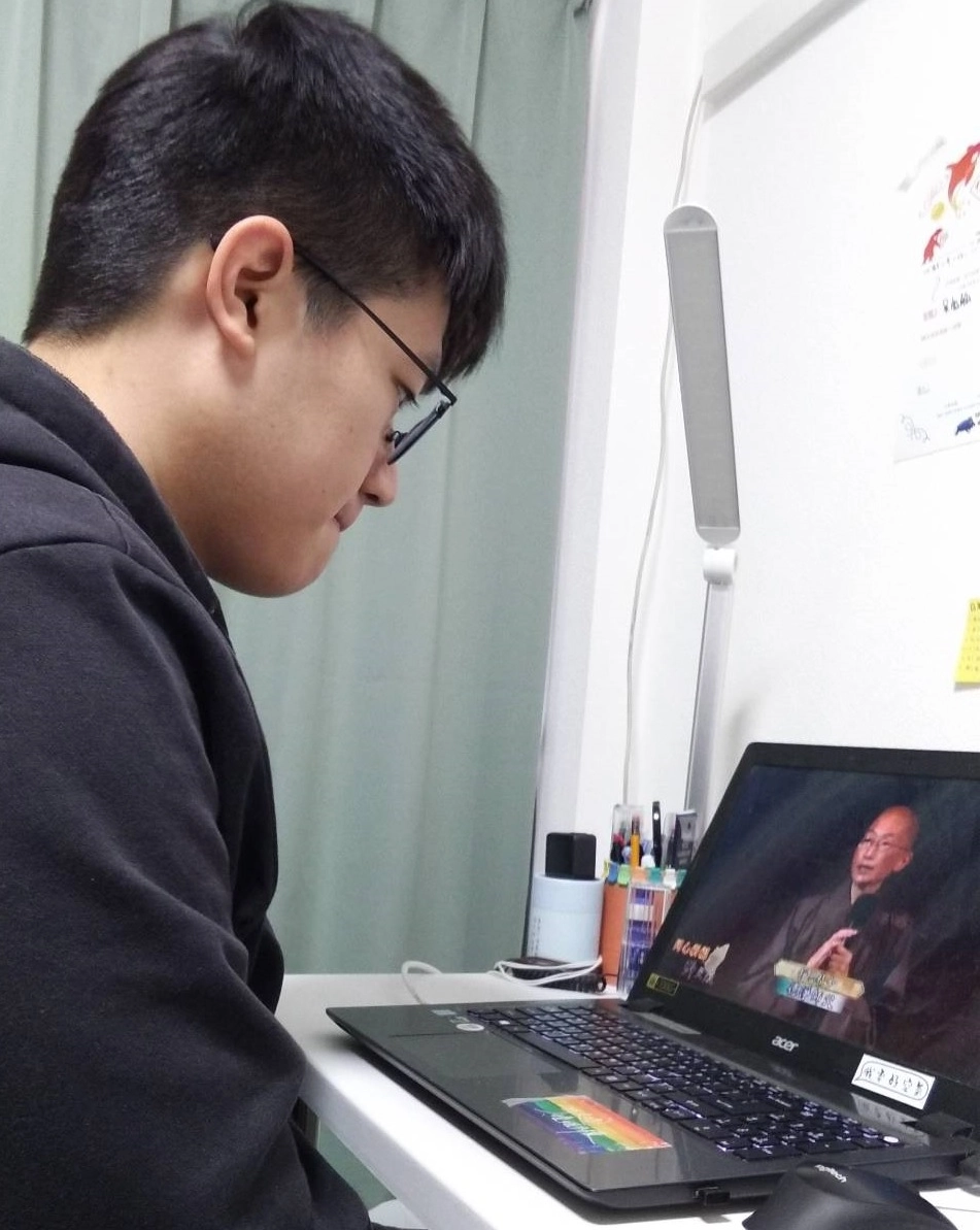 目前人在日本的吳柏翰說，透過網路，可以與全世界的慈濟人一同為世界的災疫祈福，讓他覺得十分的溫暖。